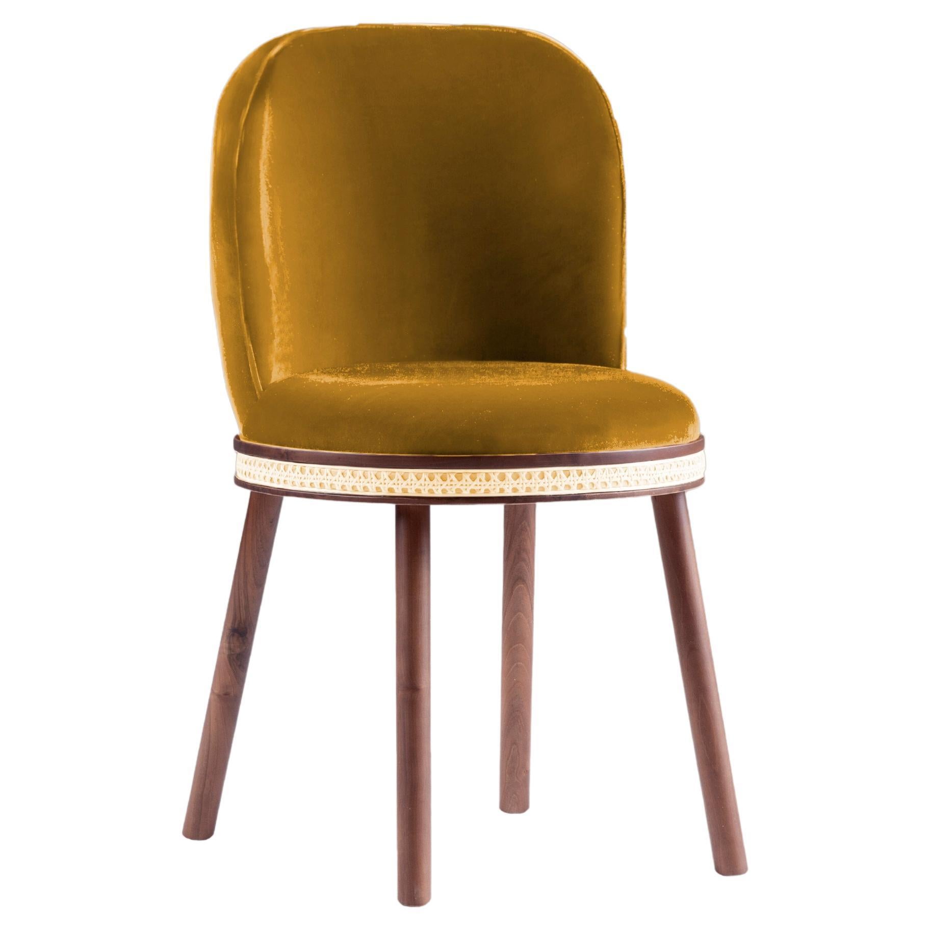 DOOQ Chaise de salle à manger moderne du milieu du siècle Alma en velours jaune et pieds en Wood Woods en vente