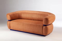 DOOQ Canapé Malibu moderne du milieu du siècle, texture cuivre orange tissé, largeur 240 cm