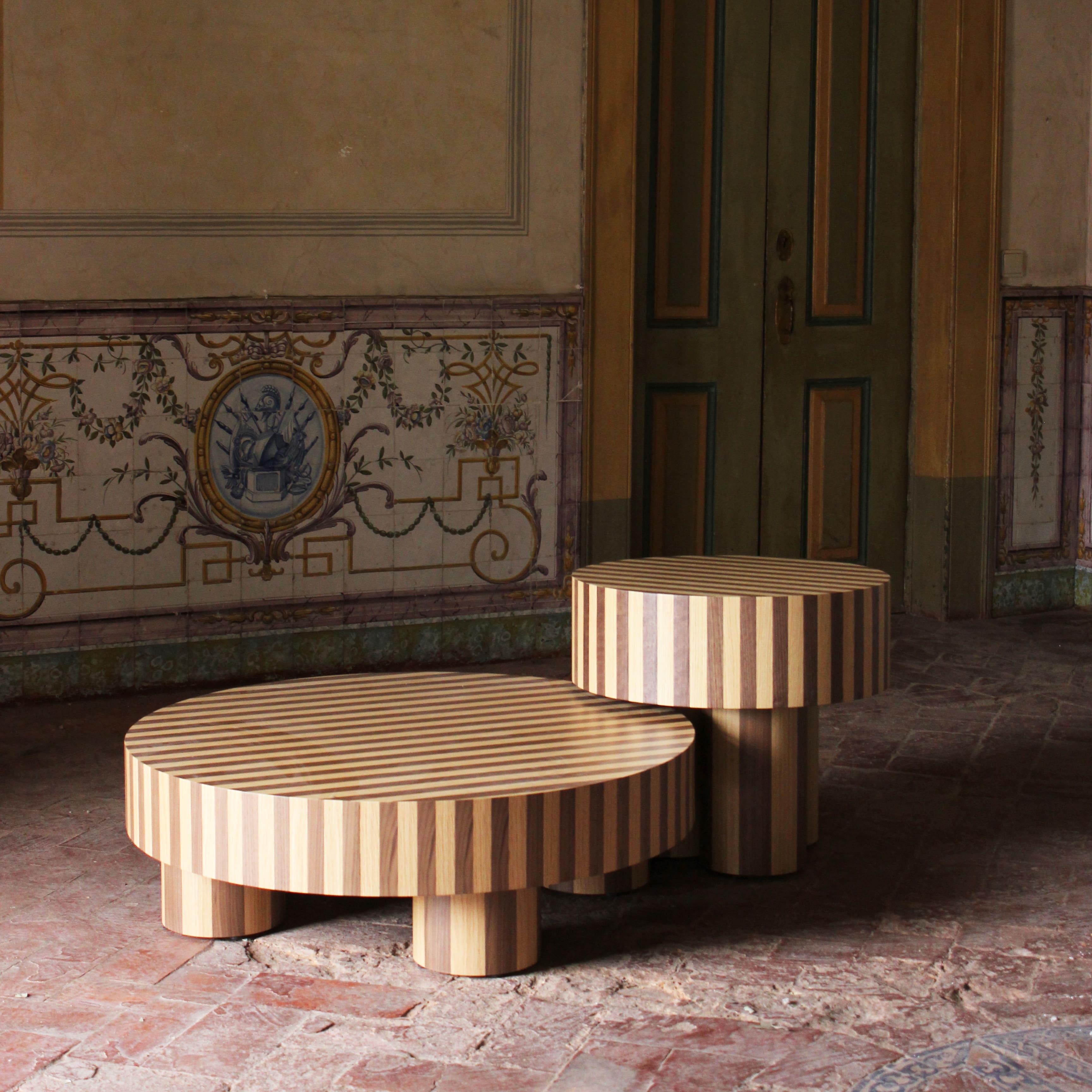 Nusa ist unsere neueste Tischkollektion, bei der südostasiatische Inspiration auf moderne Handwerkskunst trifft. Jeder Tisch ist mit einer alten Marqueterie-Technik verziert, bei der zwei unterschiedliche Hölzer nahtlos miteinander verschmelzen.