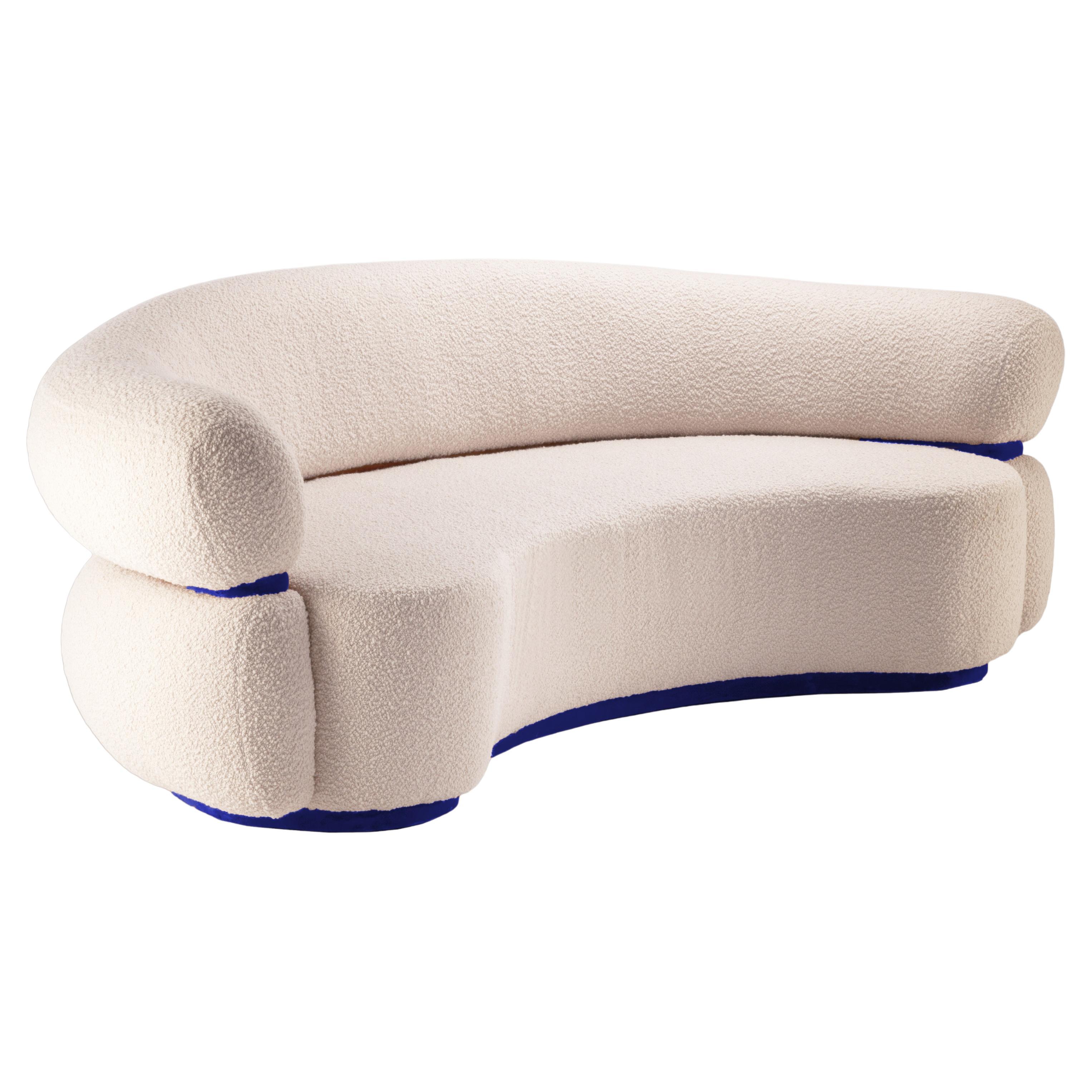 DOOQ Mid-Century Modern Off-White Bouclé Malibu Rundes Sofa, Blauer Samt, w=200 im Angebot