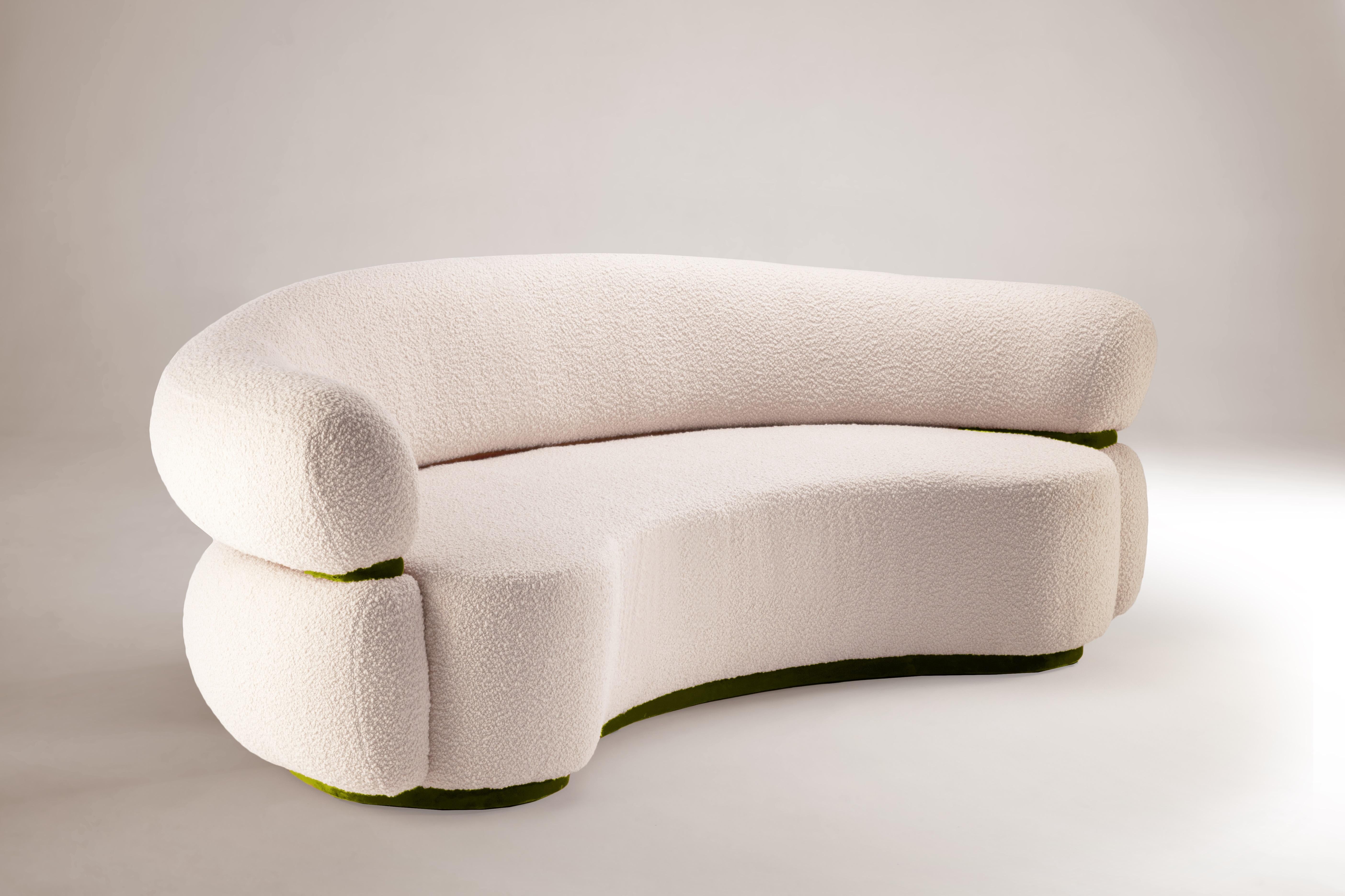 Wie eine warme Umarmung empfängt Sie das Malibu Round Sofa zum Verweilen und Entspannen. Als gehobene Hommage an das goldene Zeitalter des Midcentury-Designs und der organischen Architektur strahlt er durch seine ungewöhnlichen Proportionen und