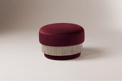 DOOQ Pouf ottomano moderno di metà secolo con velluto color vino e frange di seta La Folie