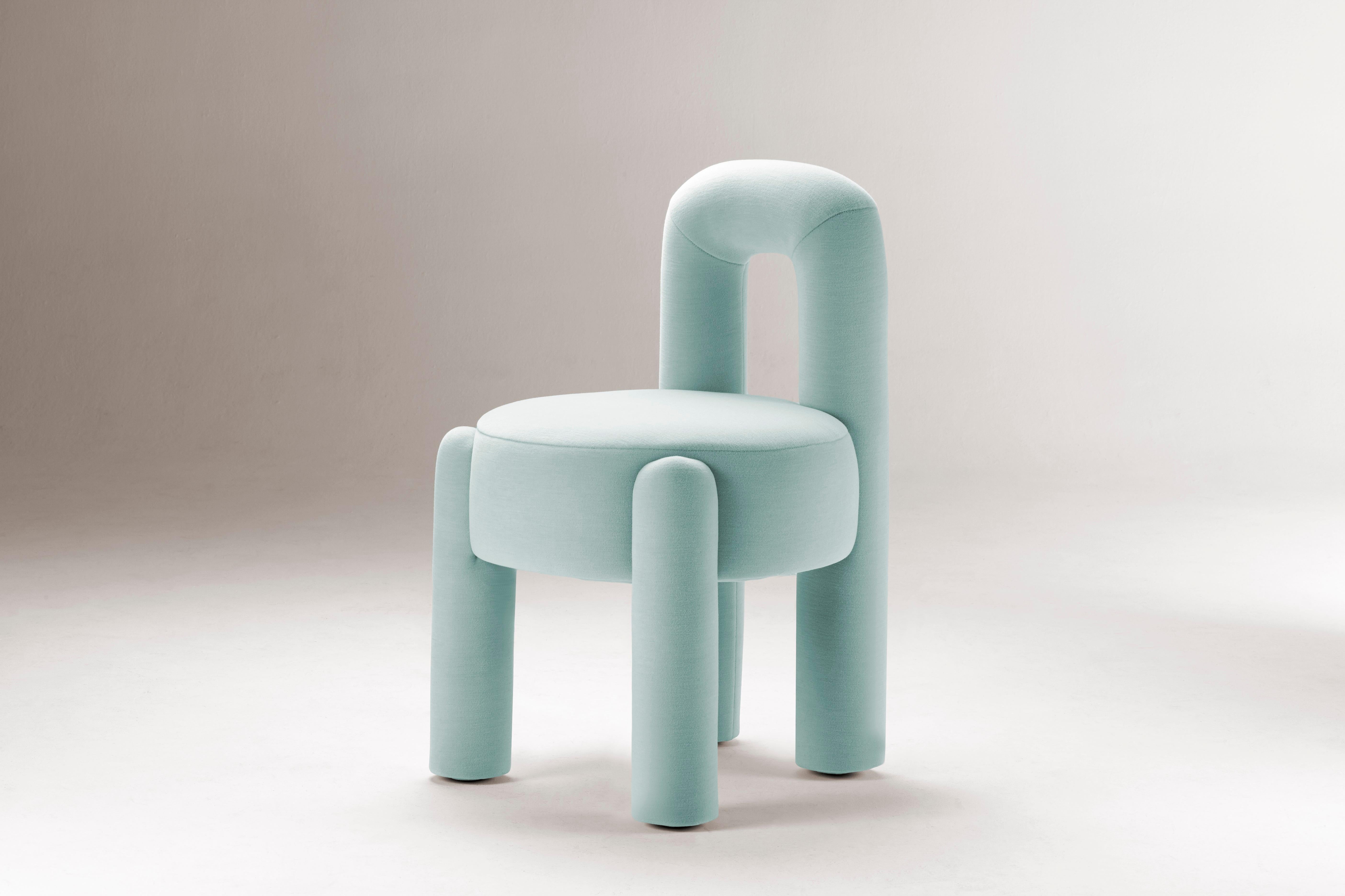 Cuando la geometría pura se une a las curvas suaves, surge algo escultural y sensual. Un fino diálogo entre patas sobredimensionadas y líneas limpias tiene lugar en esta pieza tapizada en terciopelo de mohair. Marlon es vanguardista y elegante al