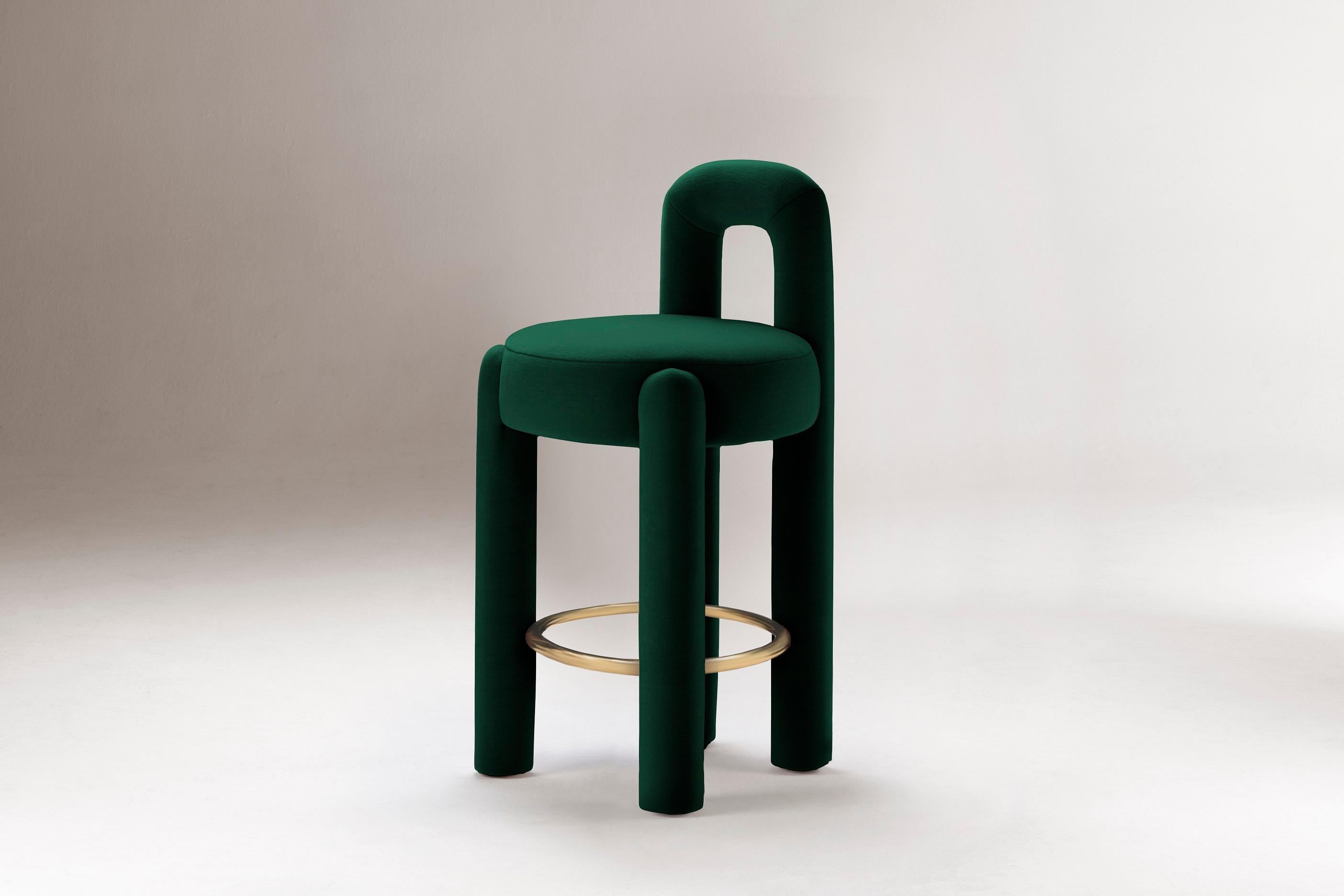Lorsque la géométrie pure rencontre des courbes douces, il en ressort quelque chose de sculptural et de sensuel. Un dialogue fin entre les pieds surdimensionnés et les lignes épurées prend place dans cette pièce tapissée de velours mohair. Marlon