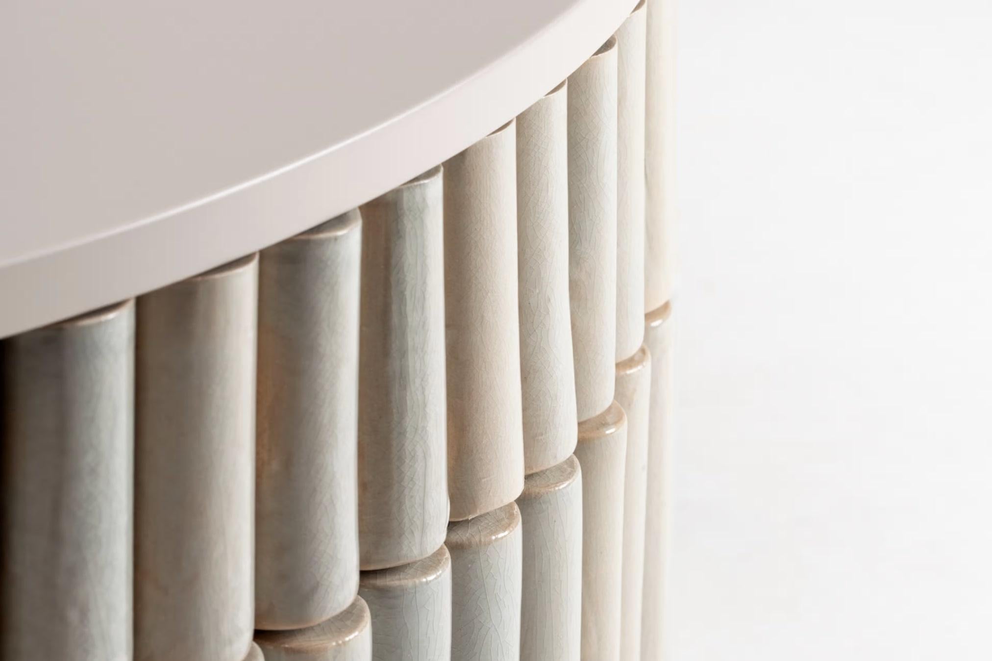 Ceramica DOOQ! NUOVO! MODERNO! Tavolo da pranzo Nouvelle Vague Donne in bianco, D=150cm in vendita