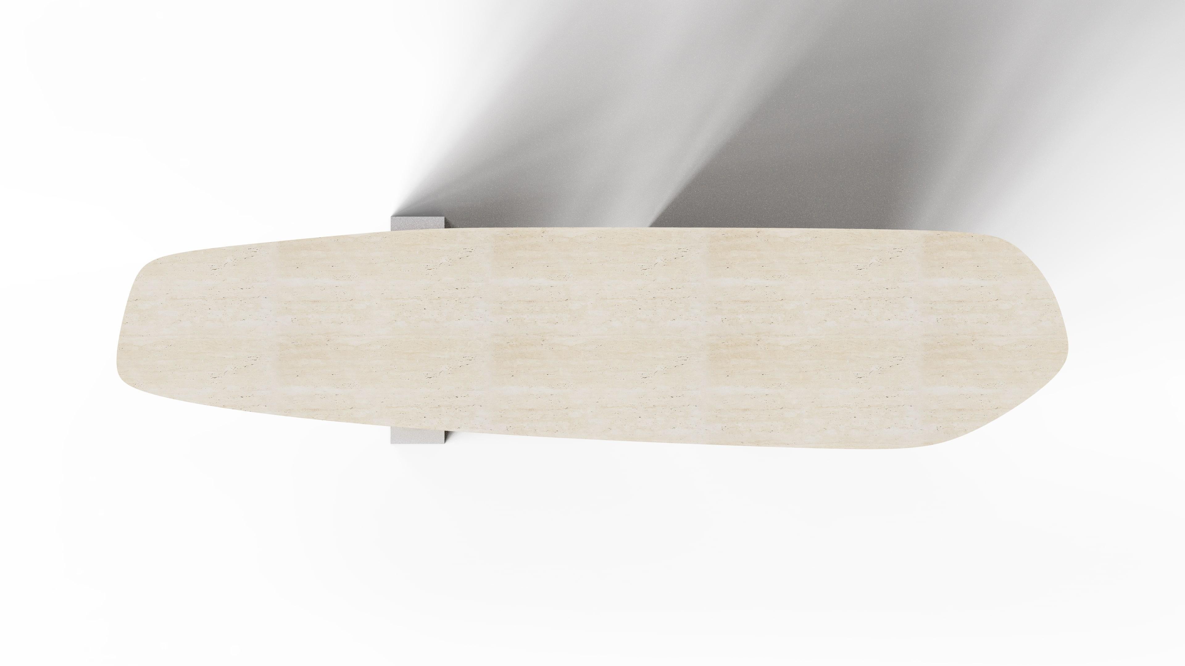 Una armoniosa exploración de contrastes, la mesa On the Rocks tiende un puente entre lo orgánico y lo futurista. Con un tablero de travertino martillado a mano que irradia belleza natural y una elegante base de níquel que refleja la elegancia