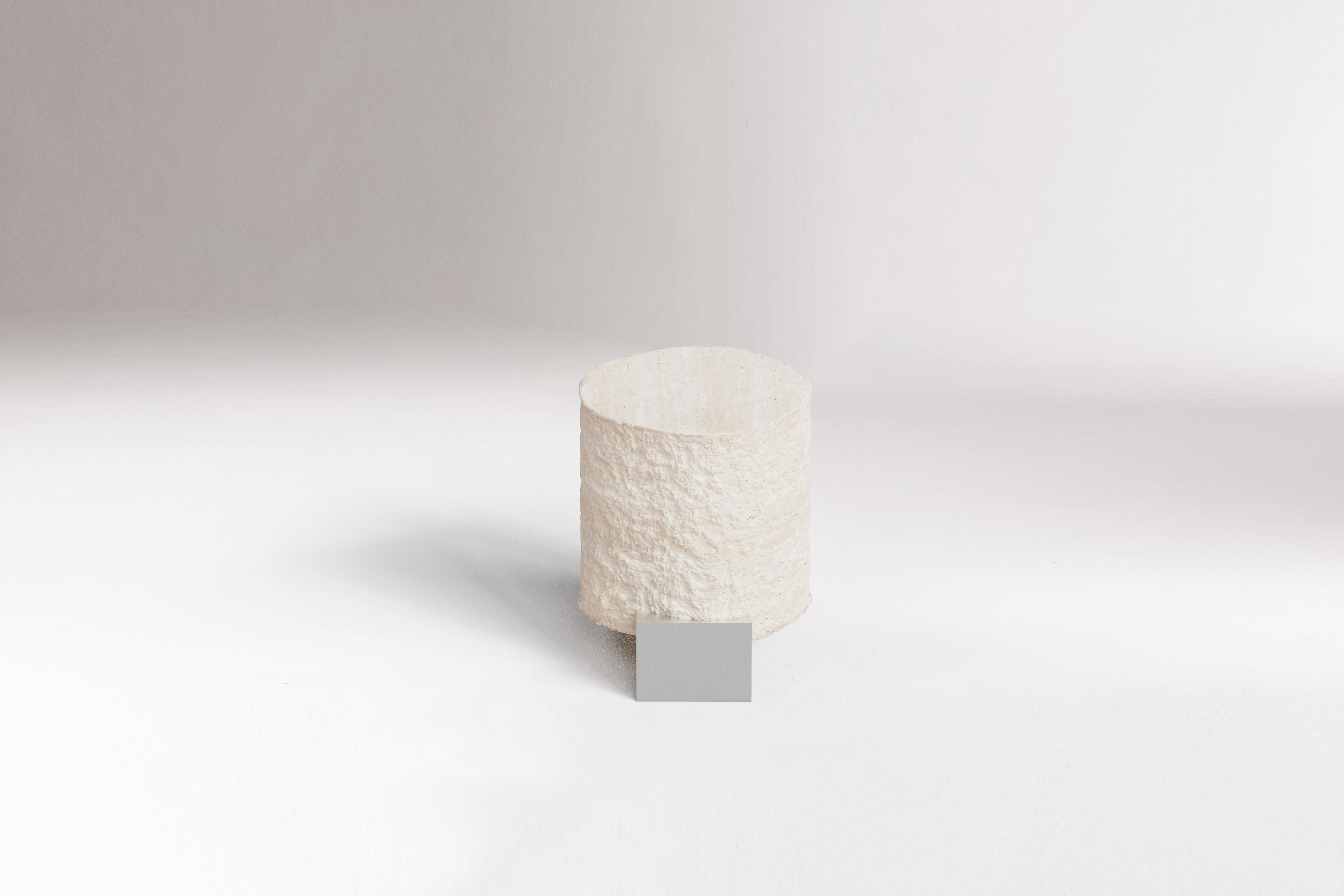 Una armoniosa exploración de contrastes, la mesa On the Rocks tiende un puente entre lo orgánico y lo futurista. Con un tablero de travertino martillado a mano que irradia belleza natural y una elegante base de níquel que refleja la elegancia