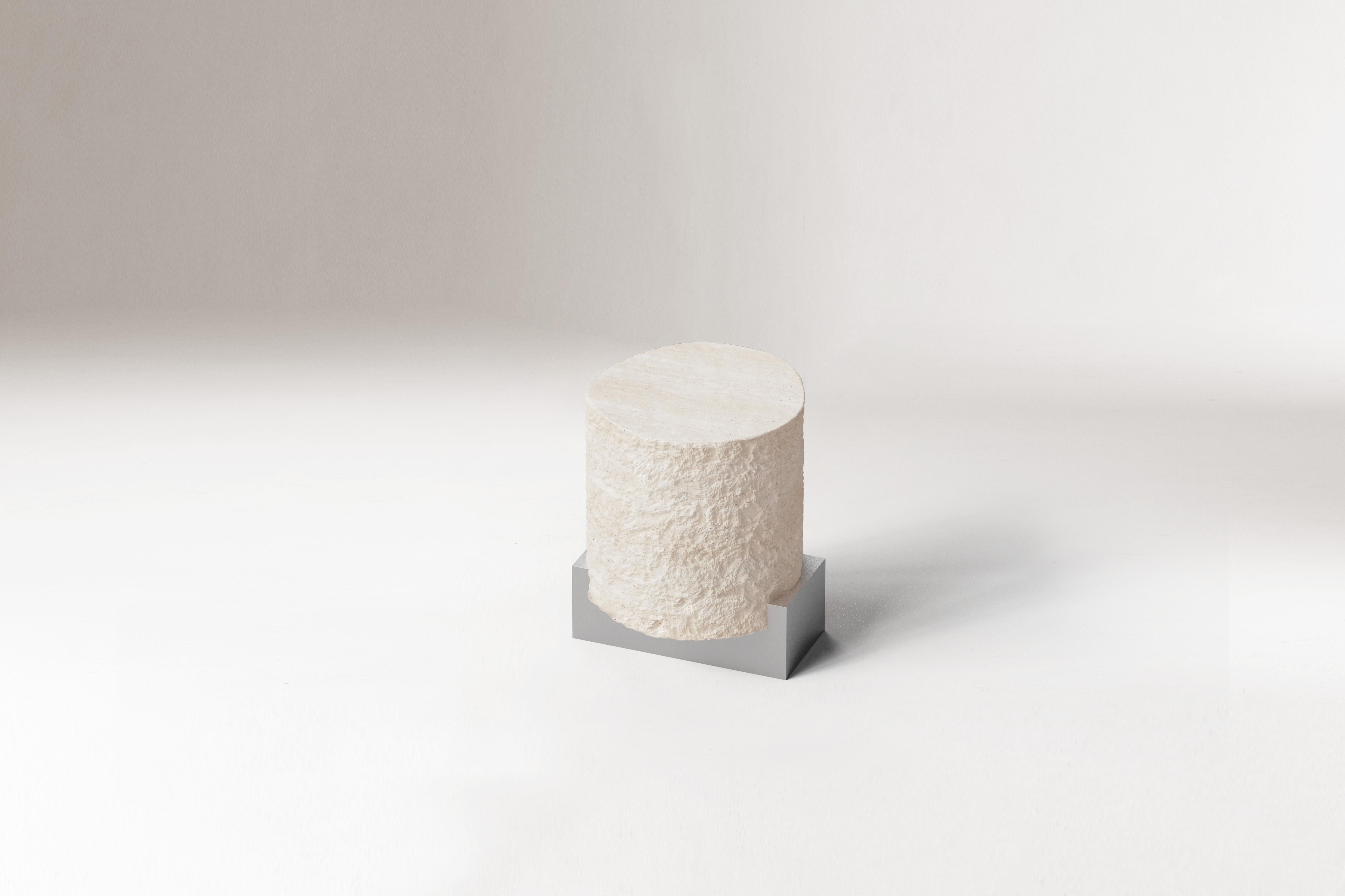 ¡DOOQ! ¡NUEVO! Mesa auxiliar On the Rocks de Travertino y detalles metálicos Futurista en venta