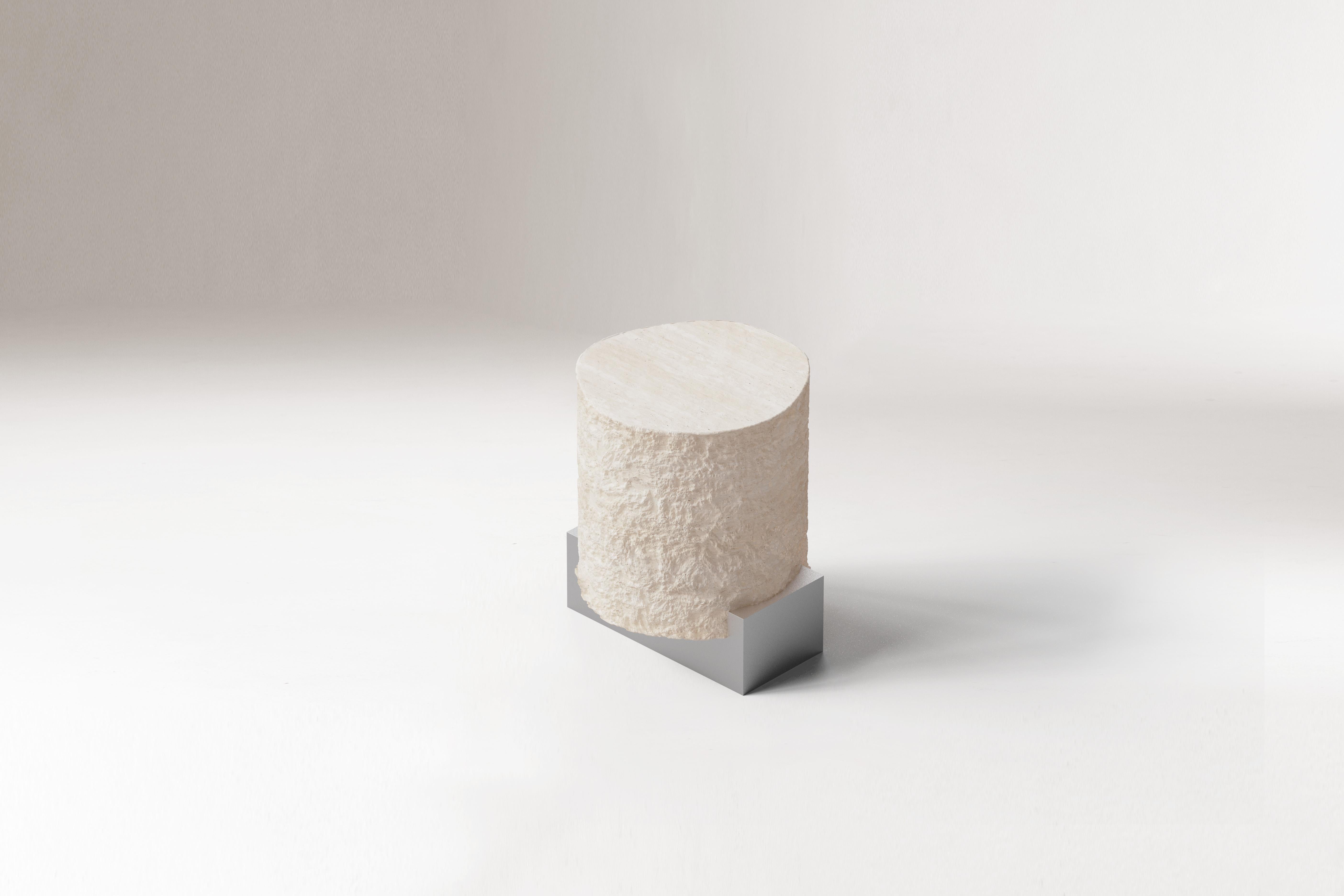 ¡DOOQ! ¡NUEVO! Mesa auxiliar On the Rocks de Travertino y detalles metálicos Portugués en venta