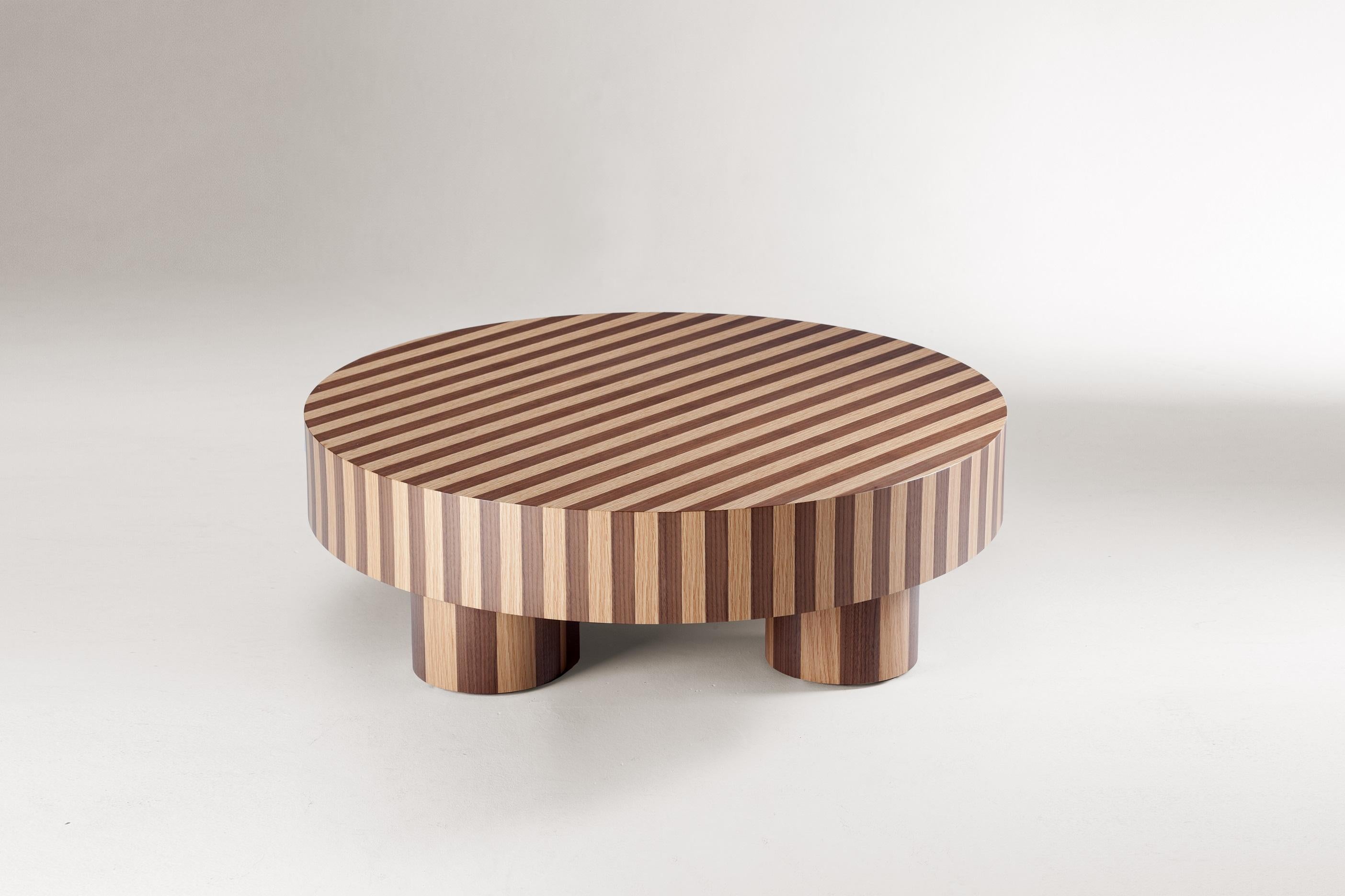Nusa est notre dernière collection de tables, où l'inspiration de l'Asie du Sud-Est rencontre l'artisanat moderne. Chaque table est le fruit d'une technique de marqueterie ancestrale, mêlant harmonieusement deux bois distincts. Immergez votre espace