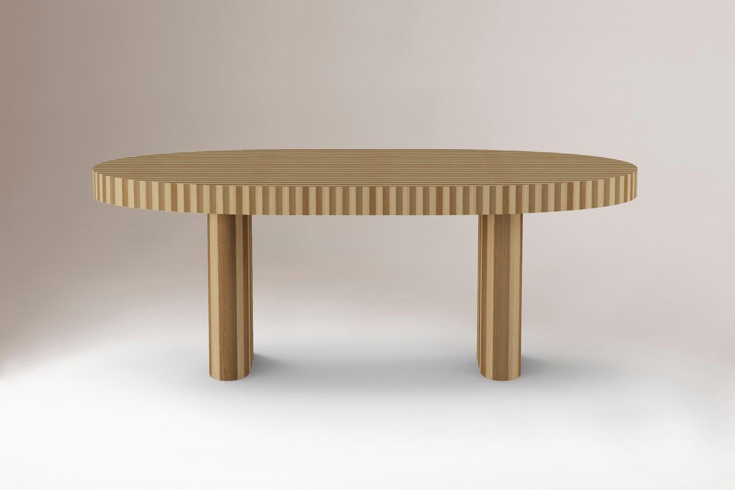 Nusa Oval Dining Table Organic Modern in Natural Wood Marquetery est notre dernière collection de tables à manger, où l'inspiration de l'Asie du Sud-Est rencontre l'artisanat moderne. Chaque table est le fruit d'une technique de marqueterie