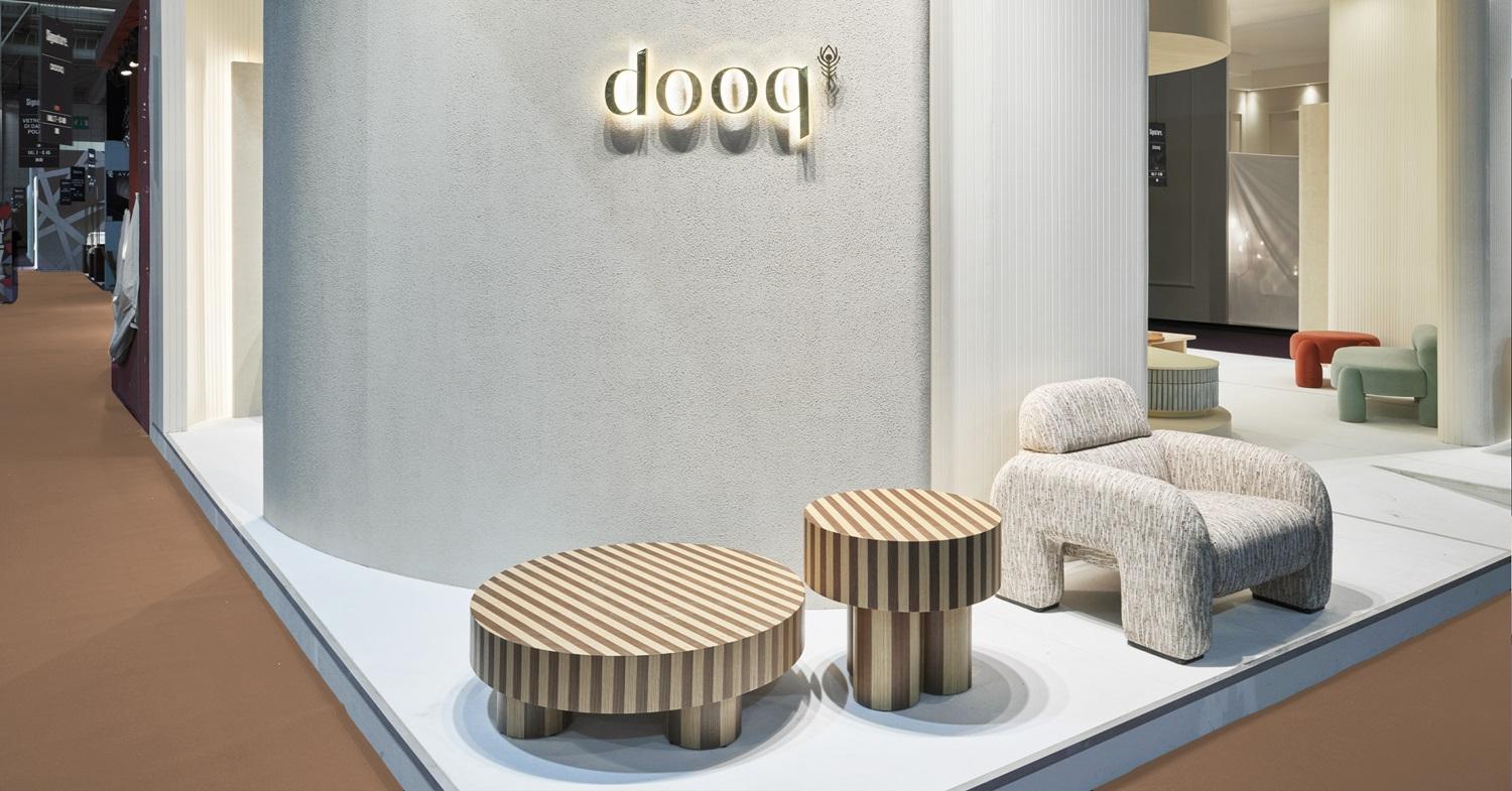 Portoghese DOOQ Nusa Tavolo da Pranzo Ovale Organico Moderno in Wood Wood Naturale in vendita
