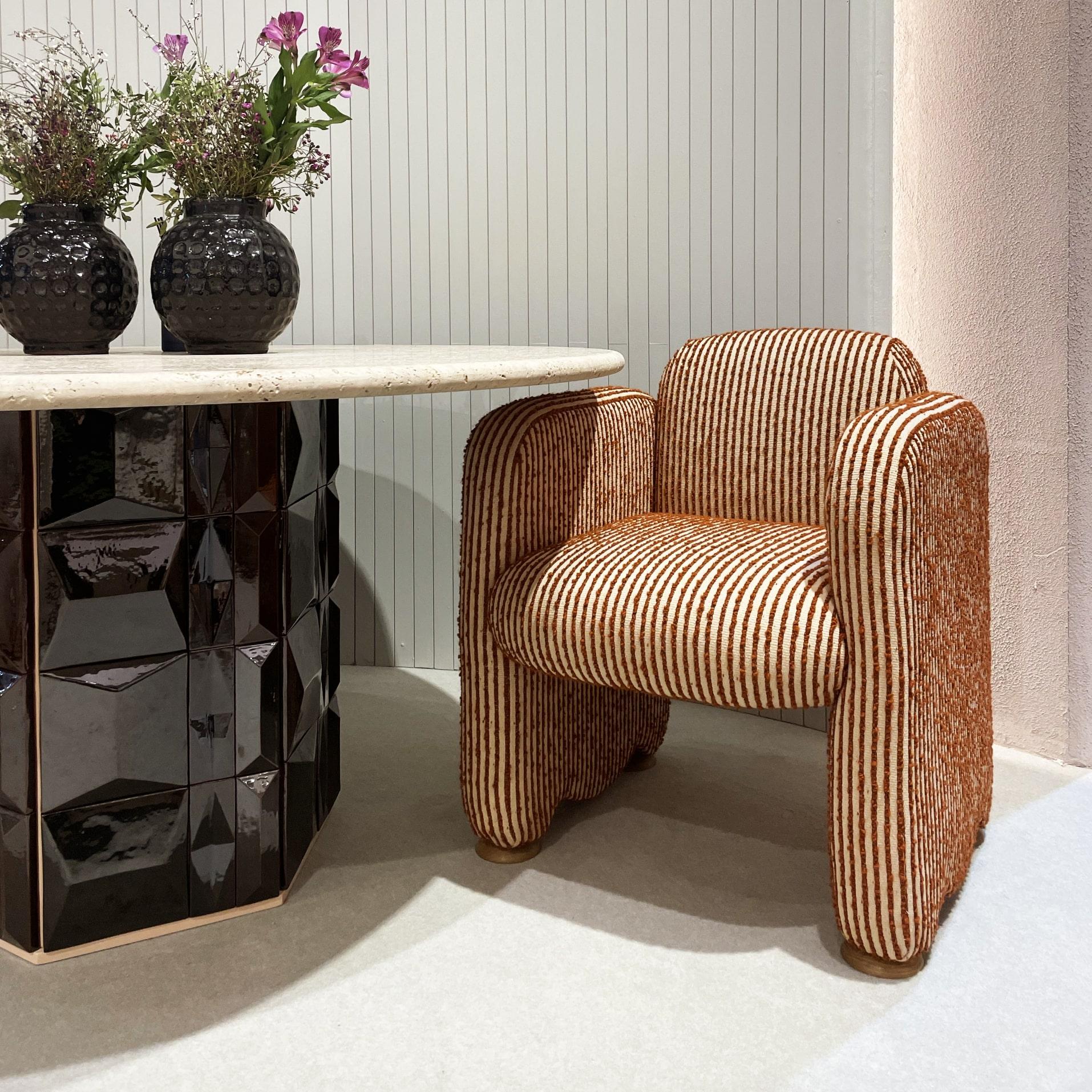 Tissu DOOQ ! NOUVEAU ! Organic Modernist Cindy Chaise rouge et blanche avec accoudoirs en vente