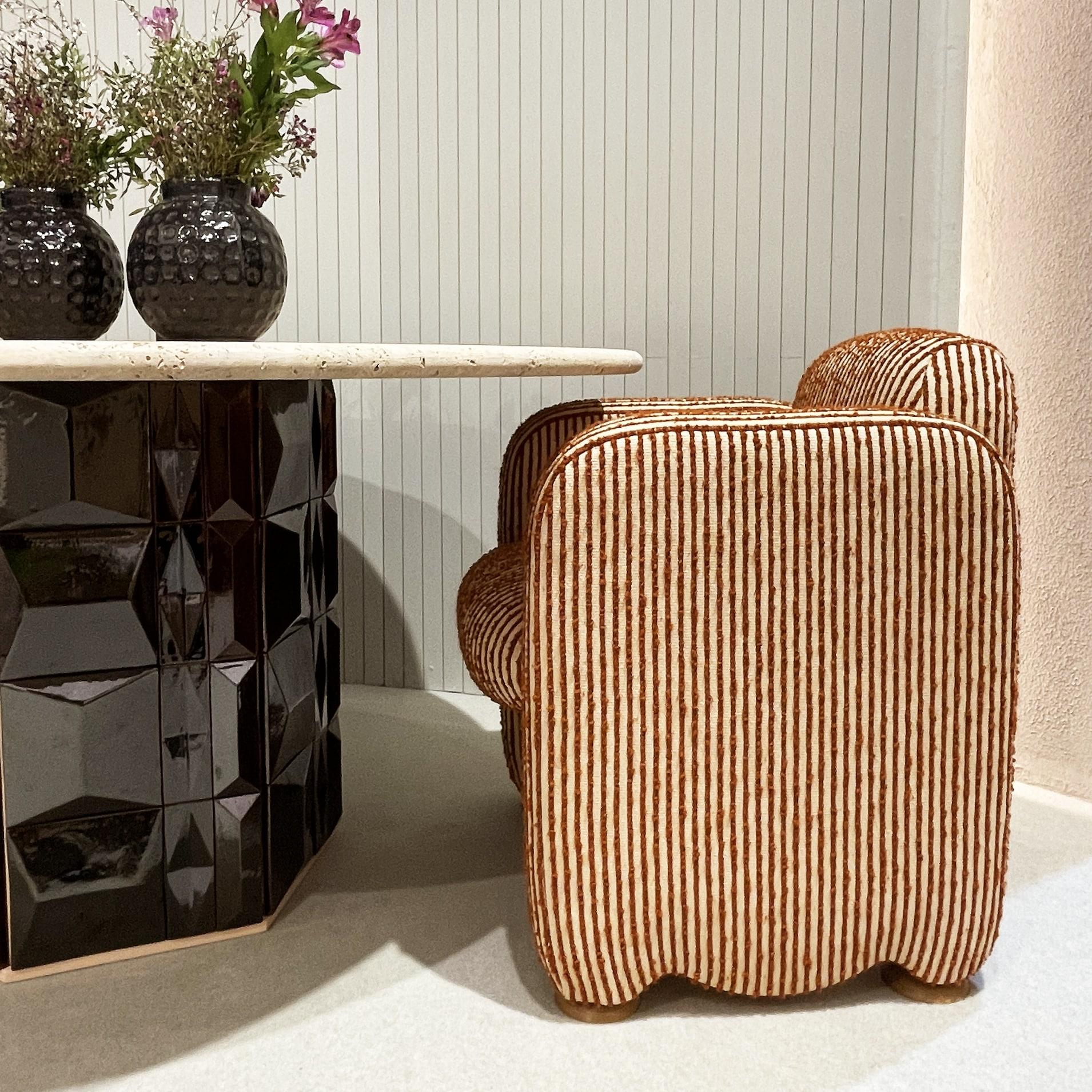 DOOQ ! NOUVEAU ! Organic Modernist Cindy Chaise rouge et blanche avec accoudoirs en vente 1