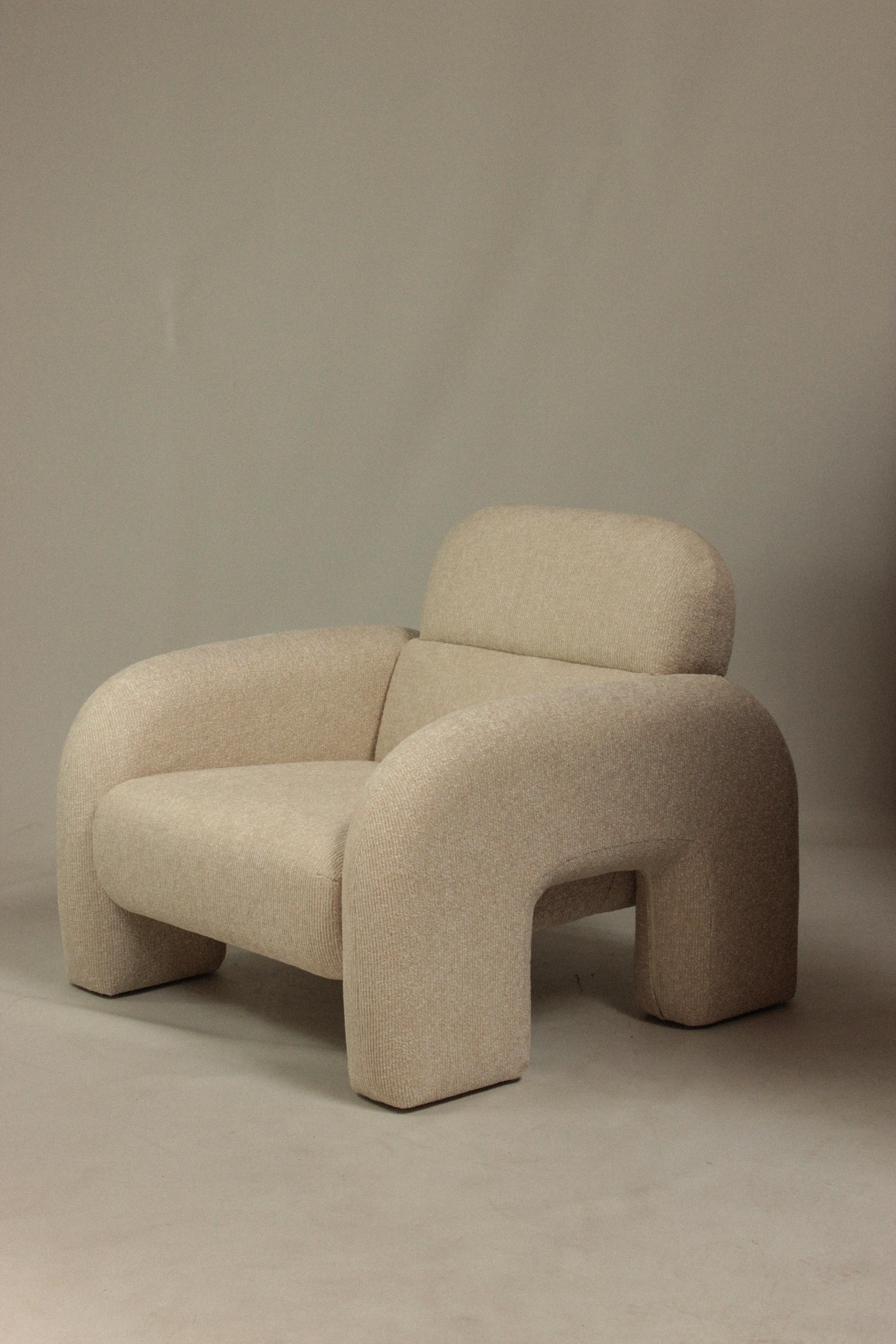 DOOQ ! NOUVEAU ! Fauteuil moderniste organique Vertigo en blanc.

Voici Vertigo, notre remarquable fauteuil inspiré du mouvement brutaliste, où l'esthétique du béton brut rencontre un confort inégalé. Le design audacieux et sculptural de Vertigo