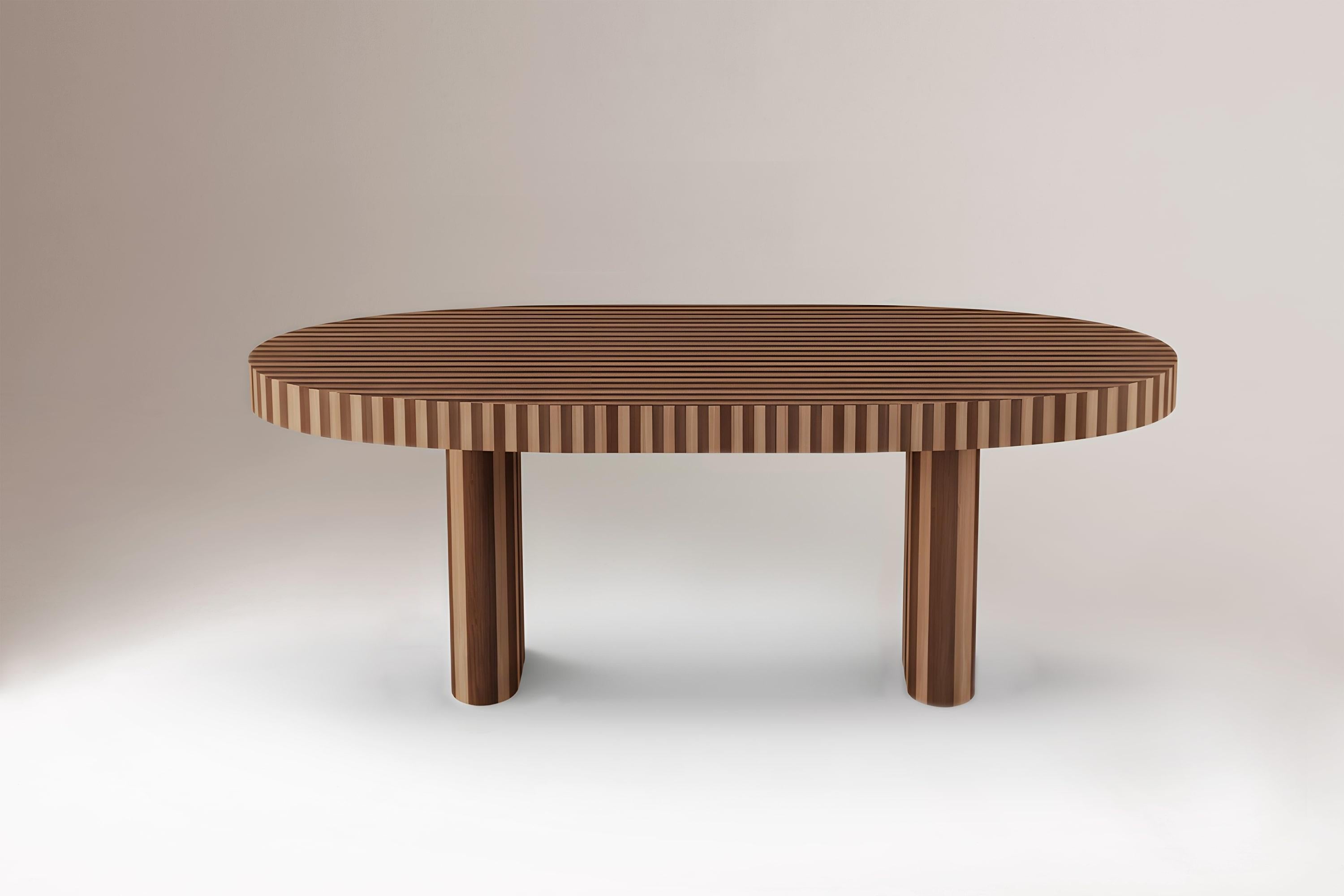 Nusa Oval Dining Table Organic Modern in Natural Wood Marquetery est notre dernière collection de tables à manger, où l'inspiration de l'Asie du Sud-Est rencontre l'artisanat moderne. Chaque table est le fruit d'une technique de marqueterie