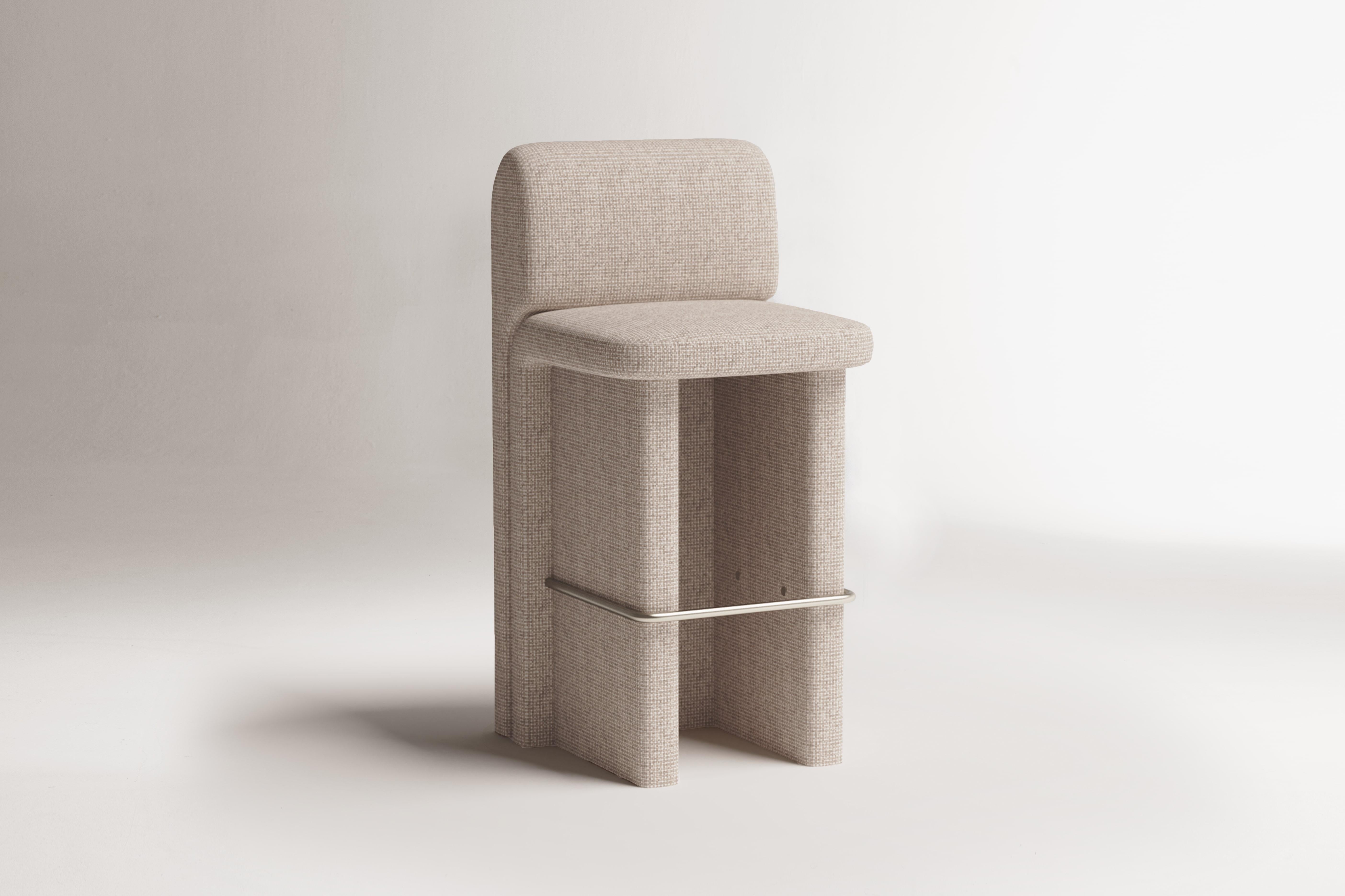 Inspired by the continuous flow of water and the softness of natural movement, the Slide collection was born from a desire to create pieces that embrace the body and invite stillness. With fluid, rounded lines, each element in this upholstery