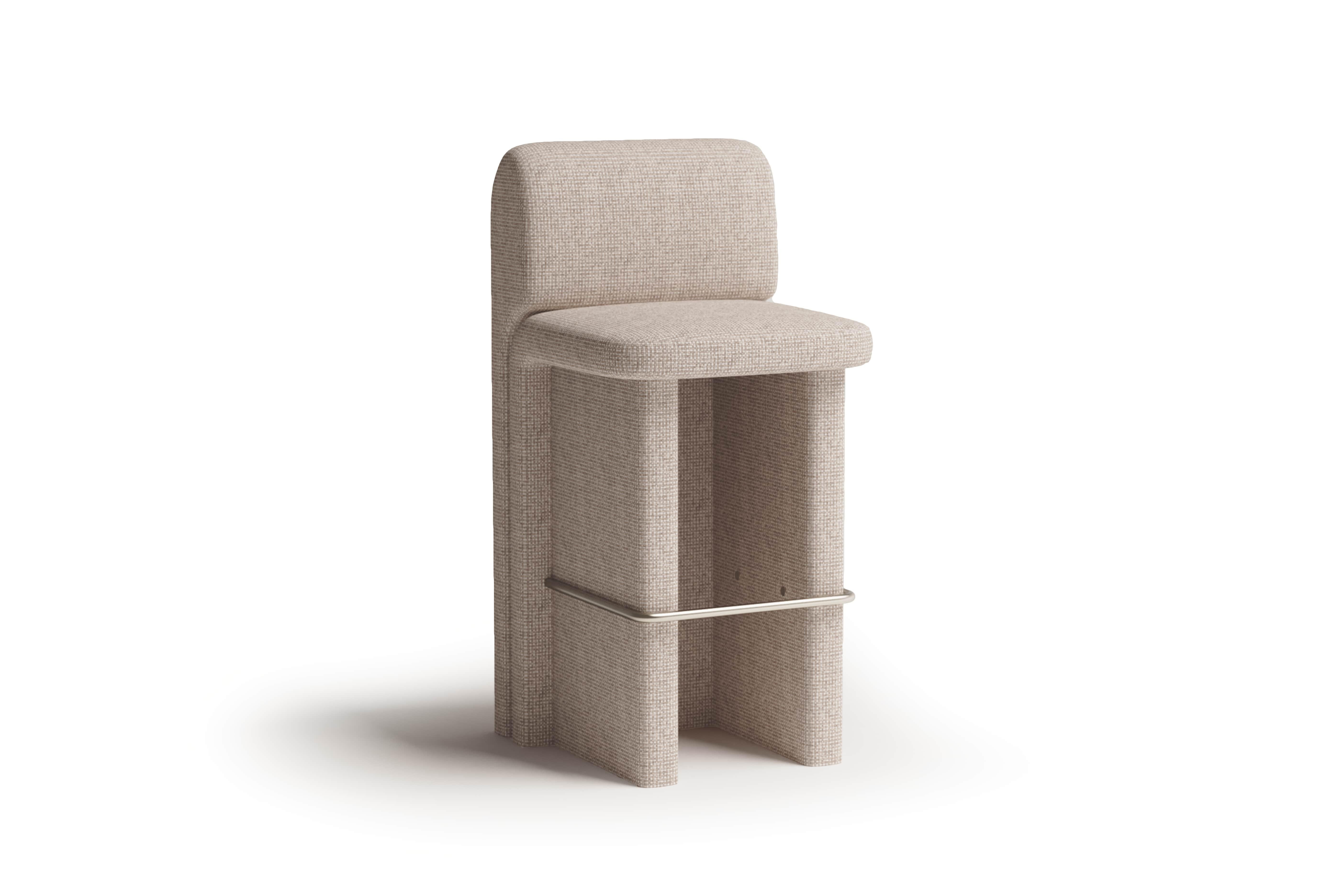 Inspired by the continuous flow of water and the softness of natural movement, the Slide collection was born from a desire to create pieces that embrace the body and invite stillness. With fluid, rounded lines, each element in this upholstery