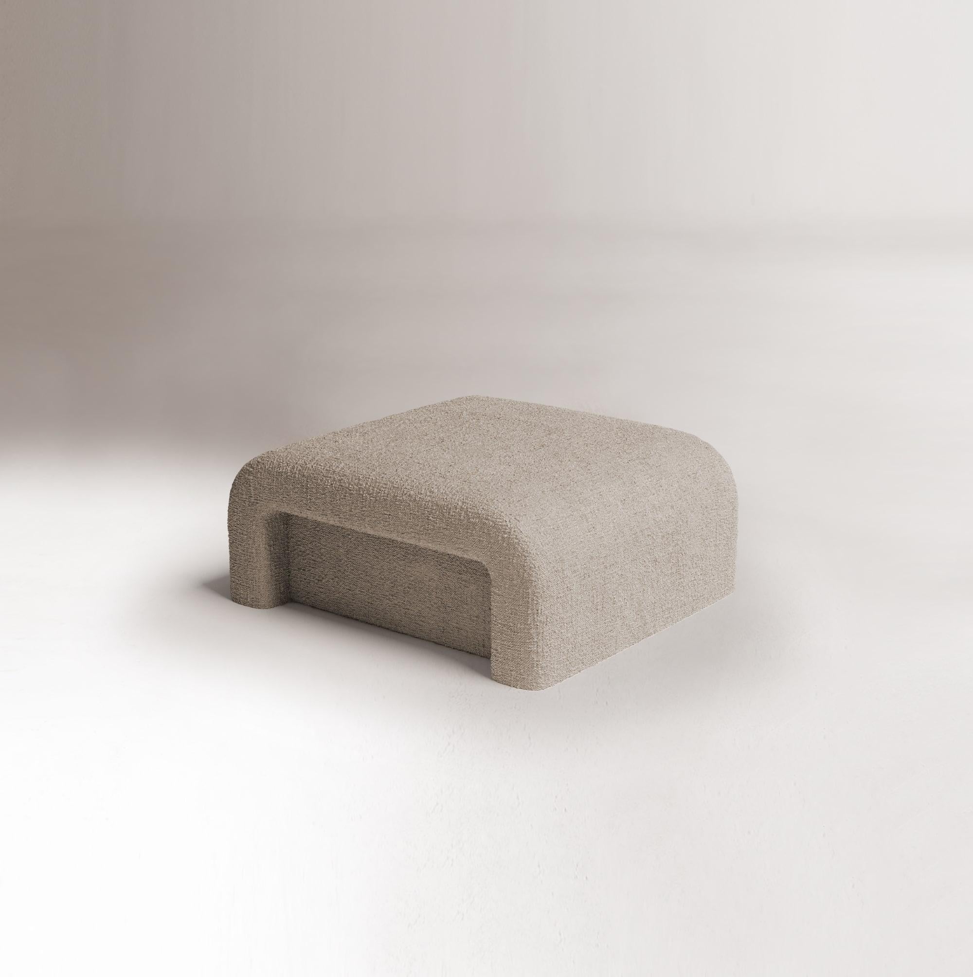 Inspirée par le flux continu de l'eau et la douceur du mouvement naturel, la collection Slide est née d'une volonté de créer des pièces qui embrassent le corps et invitent à l'immobilité. Avec des lignes fluides et arrondies, chaque élément de cette