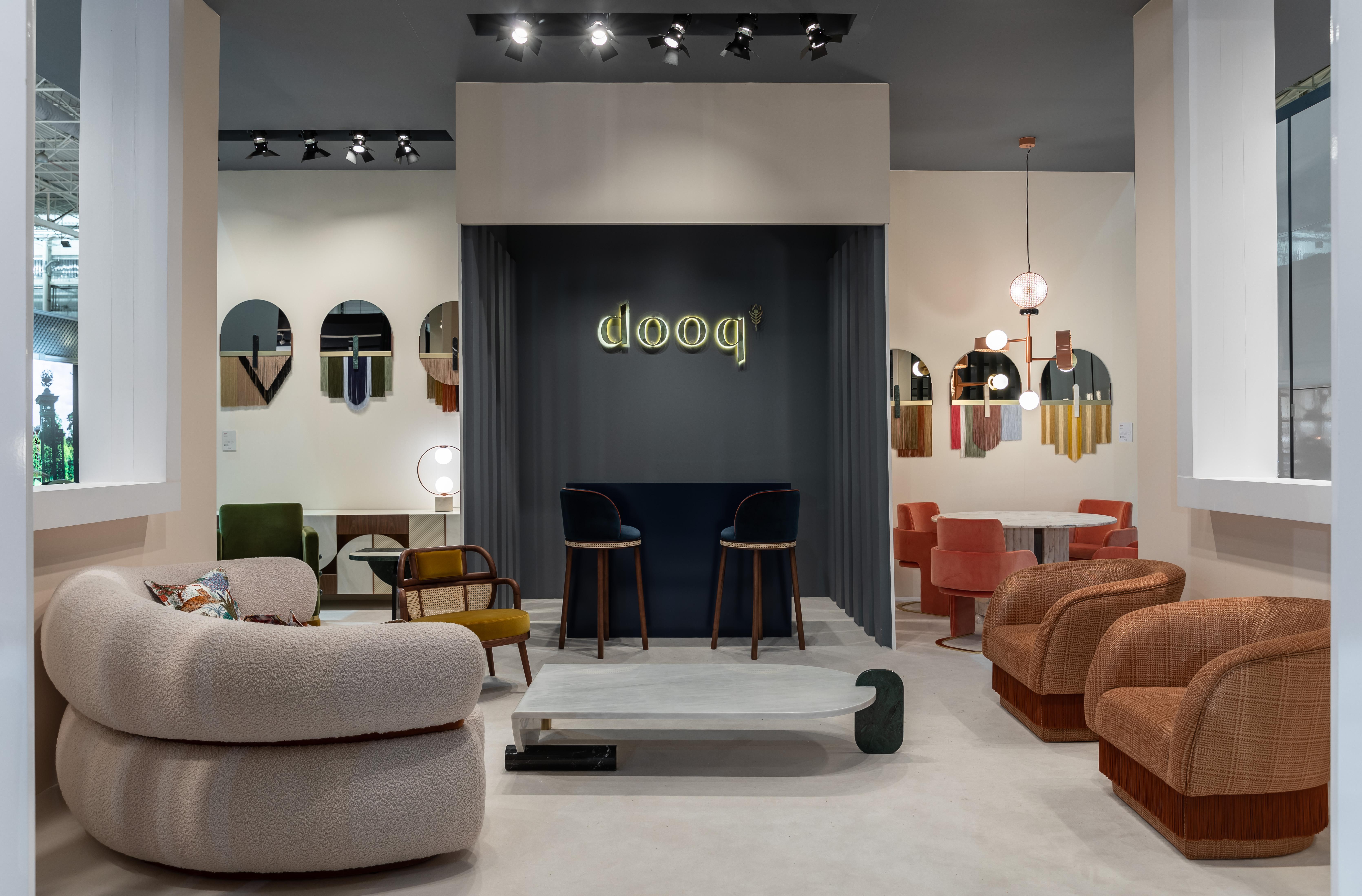 DOOQ Fauteuil Modernity Havana en noyer massif et velours de coton doux de Dijon Neuf - En vente à Lisbon, PT
