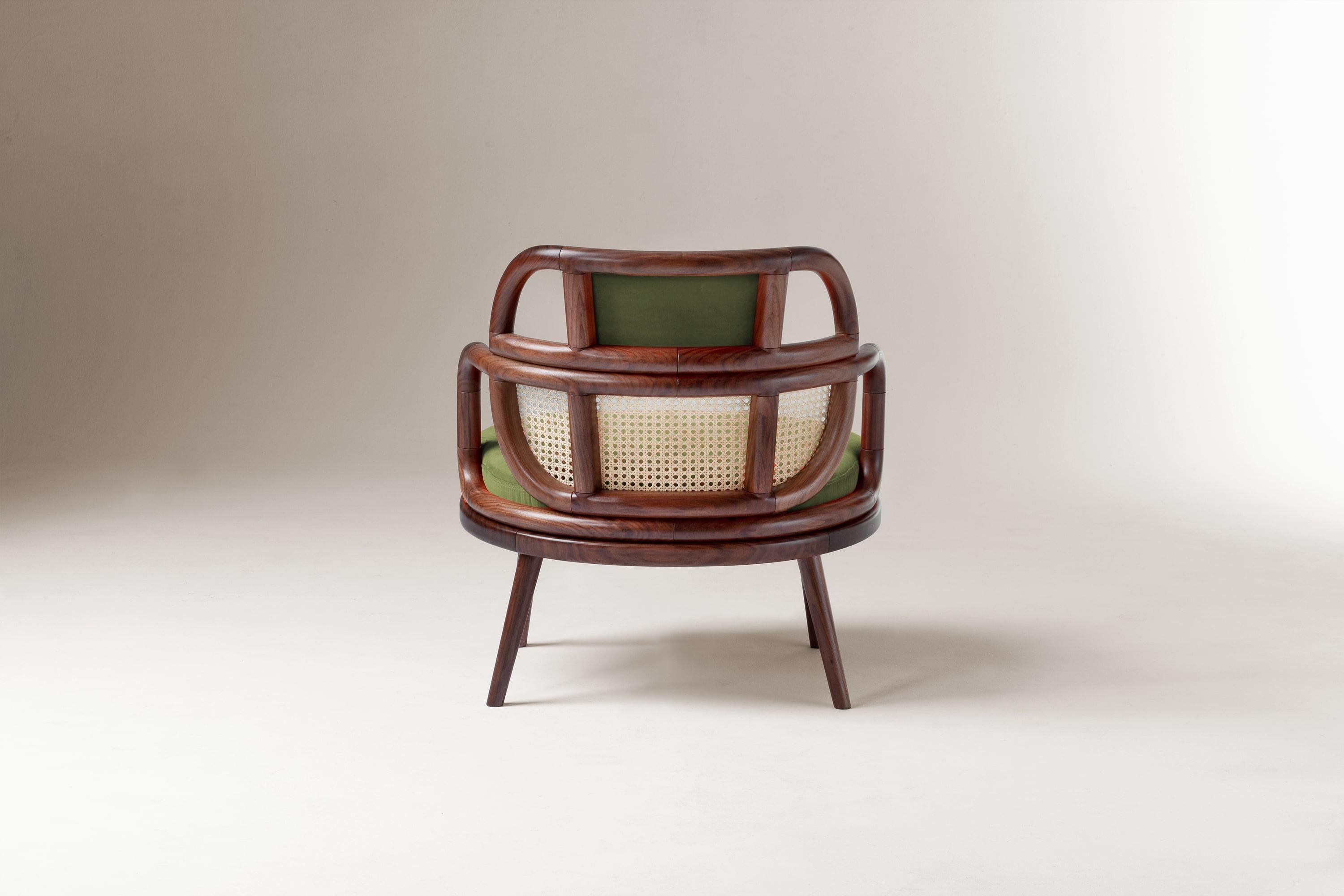Sillón DOOQ Organic Modern Havana de nogal macizo y suave terciopelo de algodón de pato en venta 3