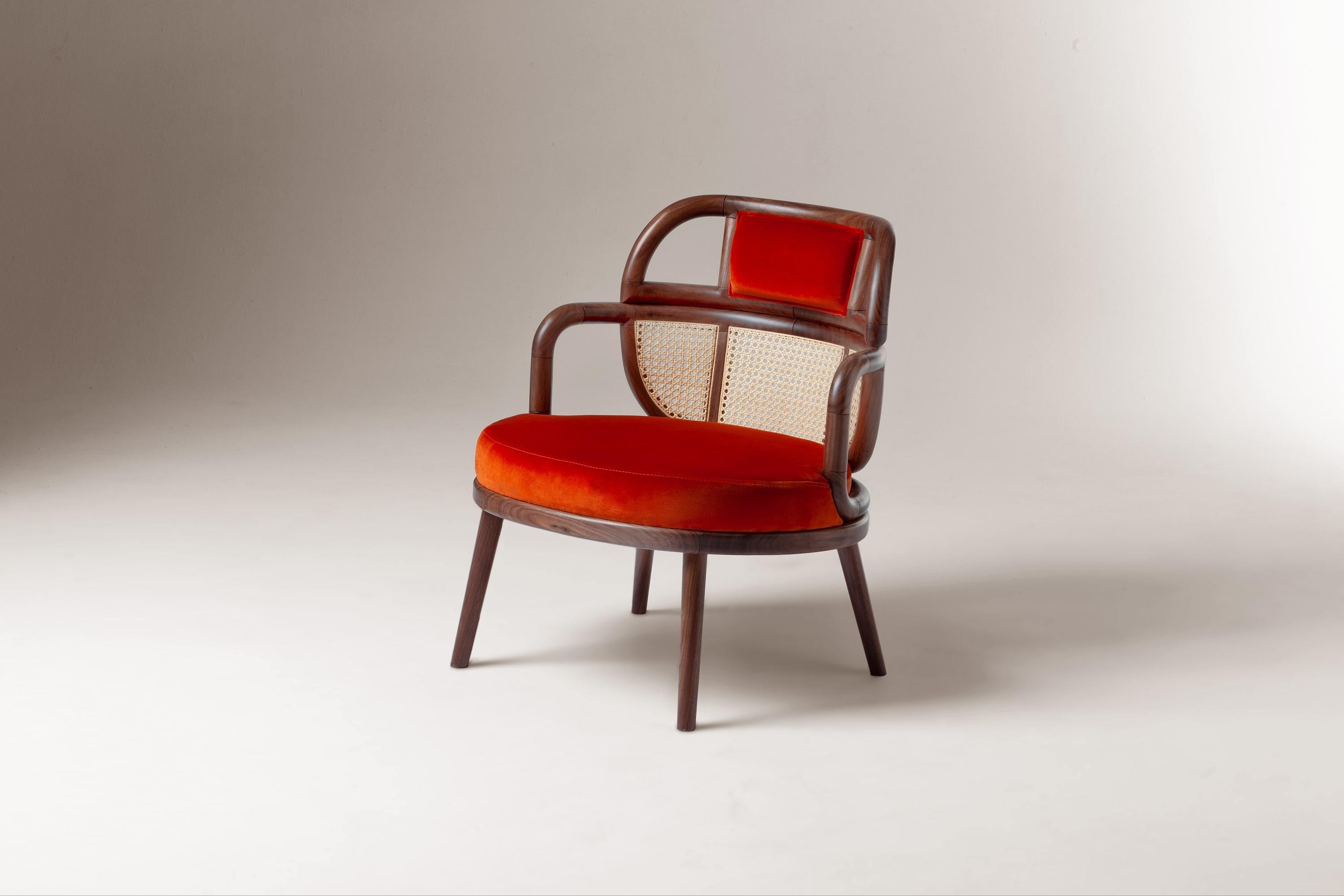 Sillón DOOQ Organic Modern Havana de nogal macizo y suave terciopelo de algodón de pato en venta 5
