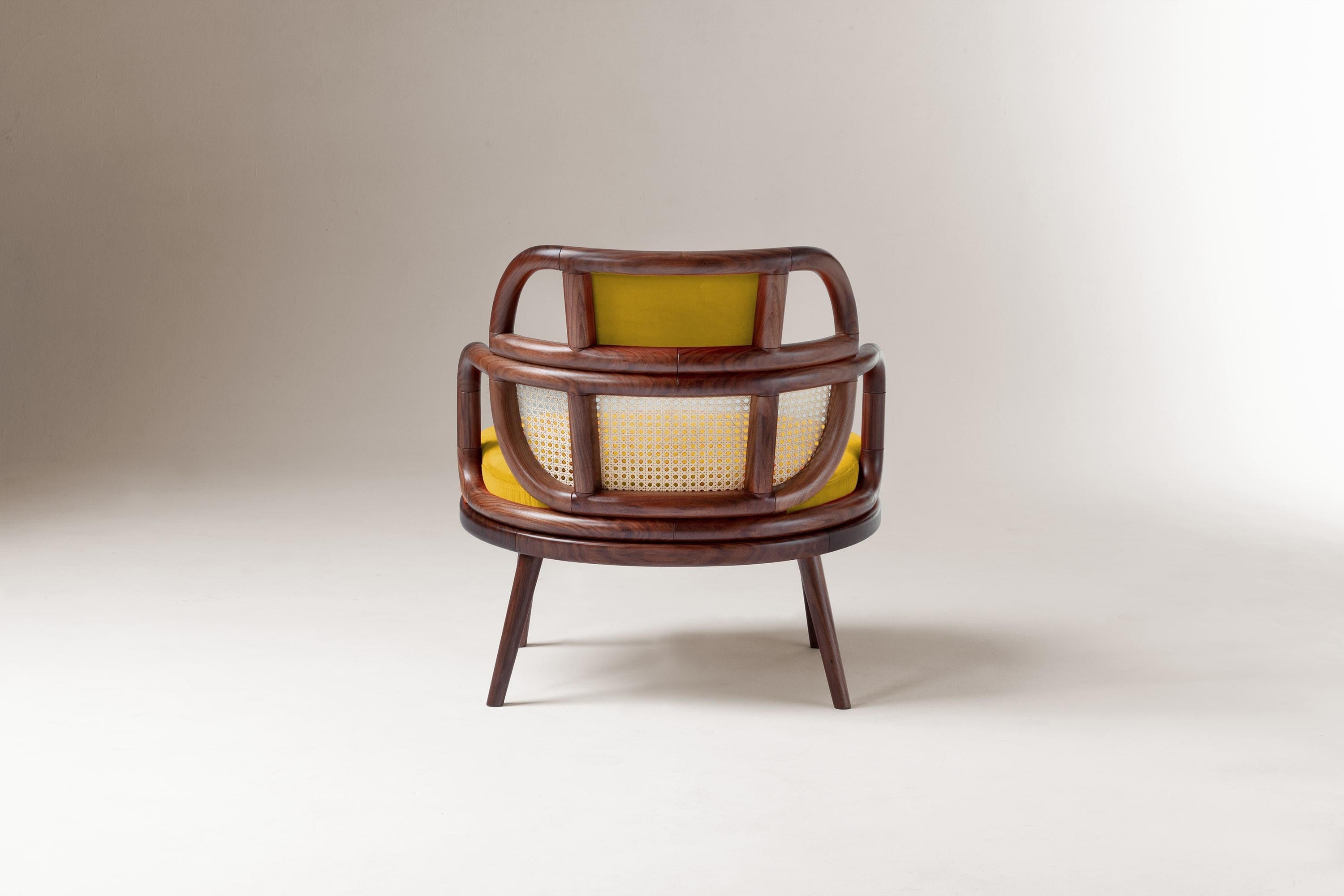 Sillón DOOQ Organic Modern Havana de nogal macizo y suave terciopelo de algodón de pato en venta 10