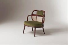 DOOQ Organischer moderner Sessel Havana aus massivem Nussbaumholz und weichem Kiwi-Baumwollsamt