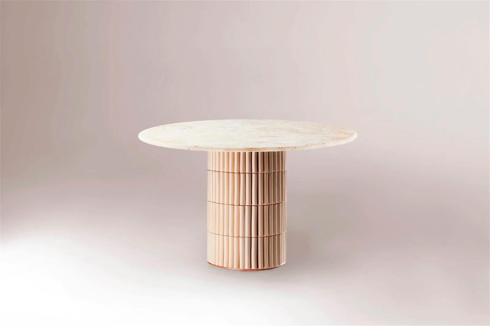 Table à manger Nouvelle Vague
Carreaux brillants nus
Bois laqué mat poudré
Dessus en travertin

Exceptionnelle dans son artisanat, Nouvelle Vague est une table d'hôtes qui rejette les conventions traditionnelles au profit de l'expérimentation. Des
