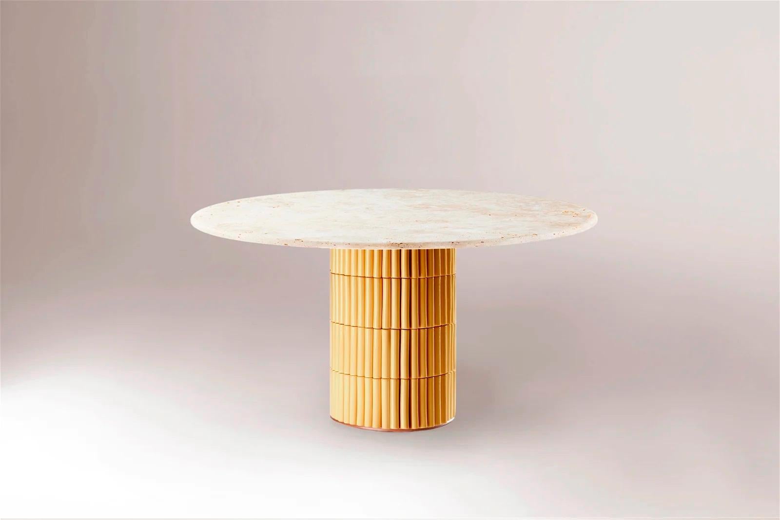 Table à manger Nouvelle Vague
Carreaux brillants jaunes
Bois laqué mat poudré
Dessus en travertin

Exceptionnelle dans son artisanat, Nouvelle Vague est une table d'hôtes qui rejette les conventions traditionnelles au profit de l'expérimentation.