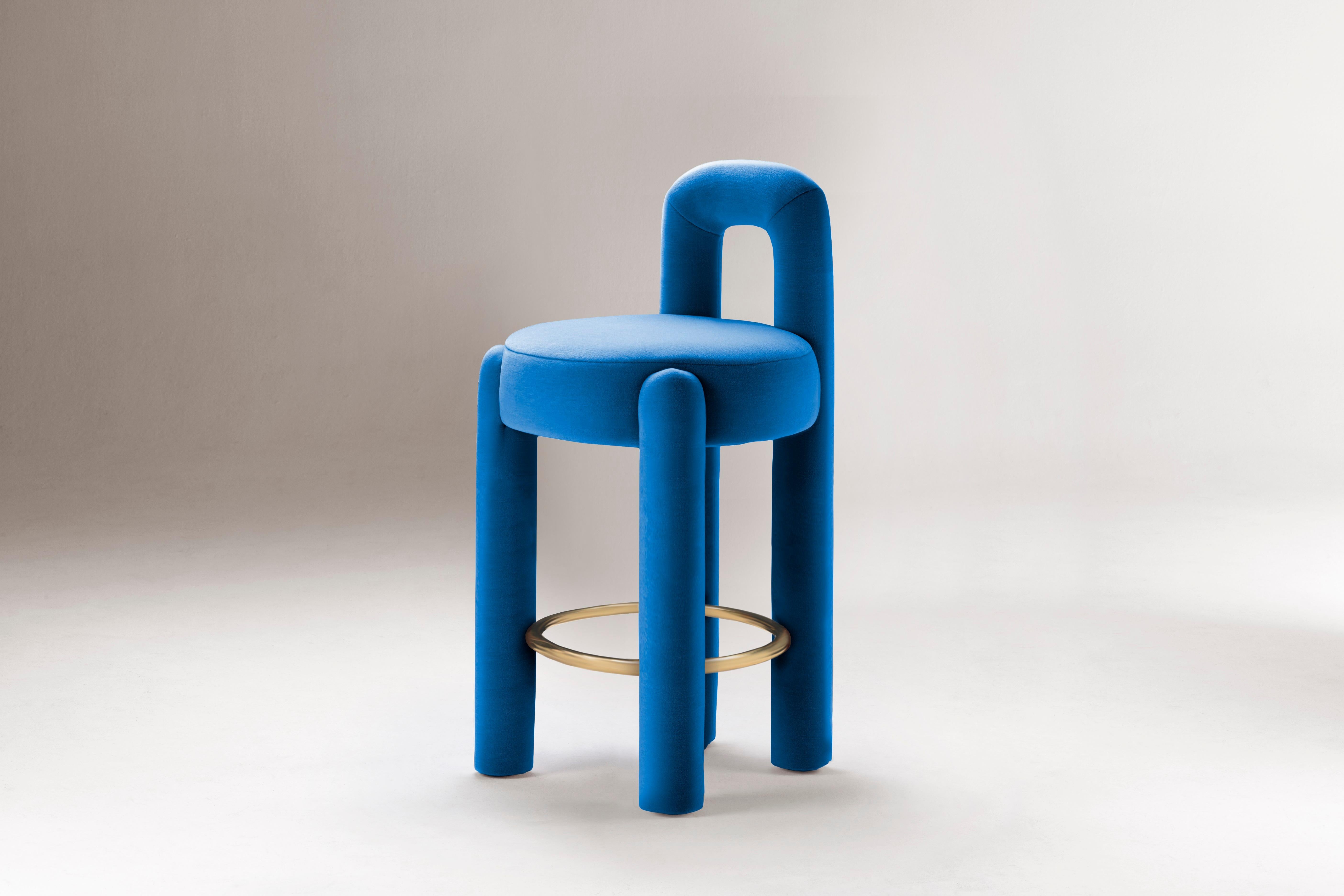 Quando la geometria pura incontra le curve morbide, nasce qualcosa di scultoreo e sensuale. Un raffinato dialogo tra gambe sovradimensionate e linee pulite ha luogo in questo pezzo rivestito in velluto di mohair. Marlon è tagliente ed elegante allo