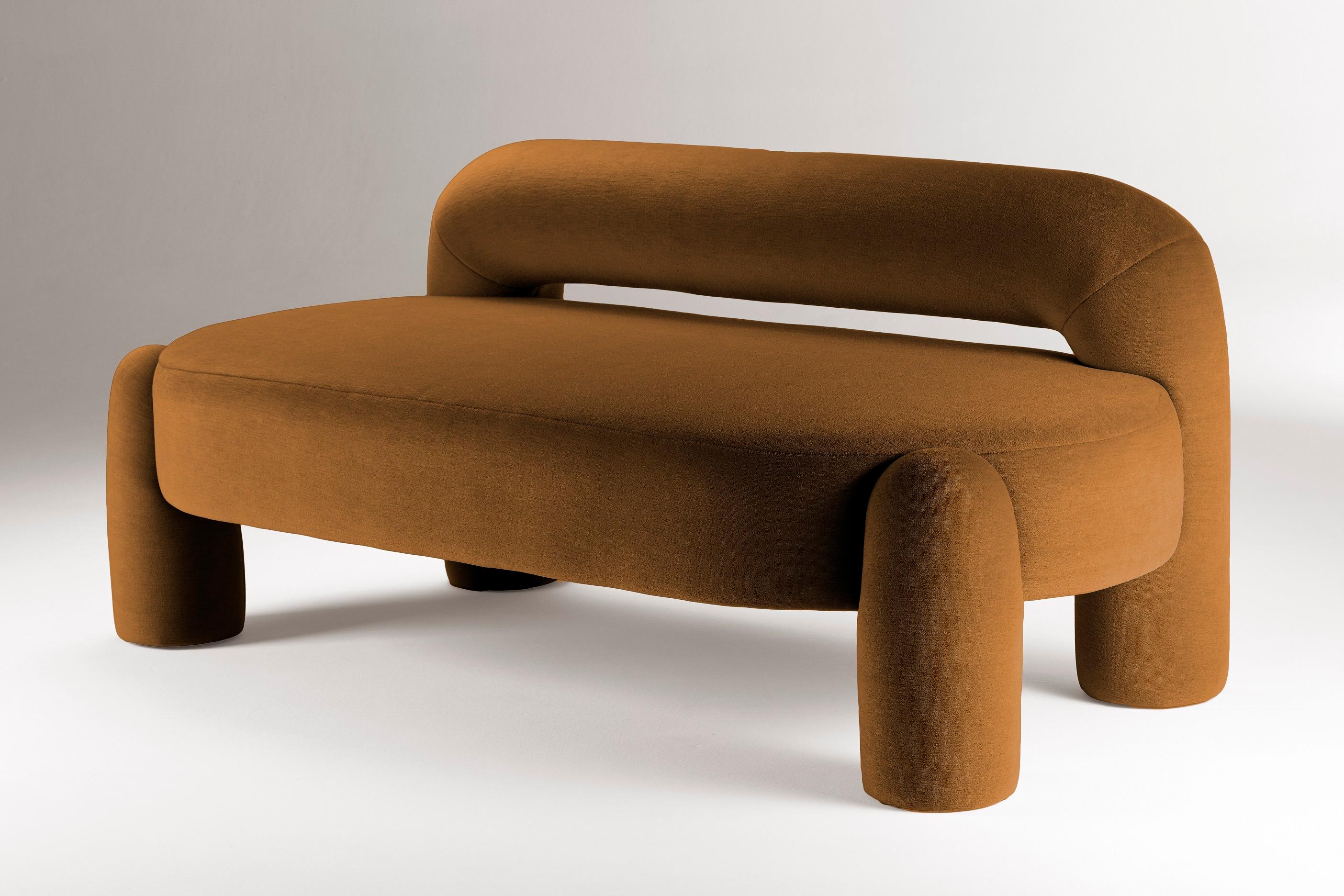 Cuando la geometría pura se une a las curvas suaves, surge algo escultural y sensual. Un fino diálogo entre patas sobredimensionadas y líneas limpias tiene lugar en esta pieza tapizada en terciopelo de mohair. Marlon es vanguardista y elegante al