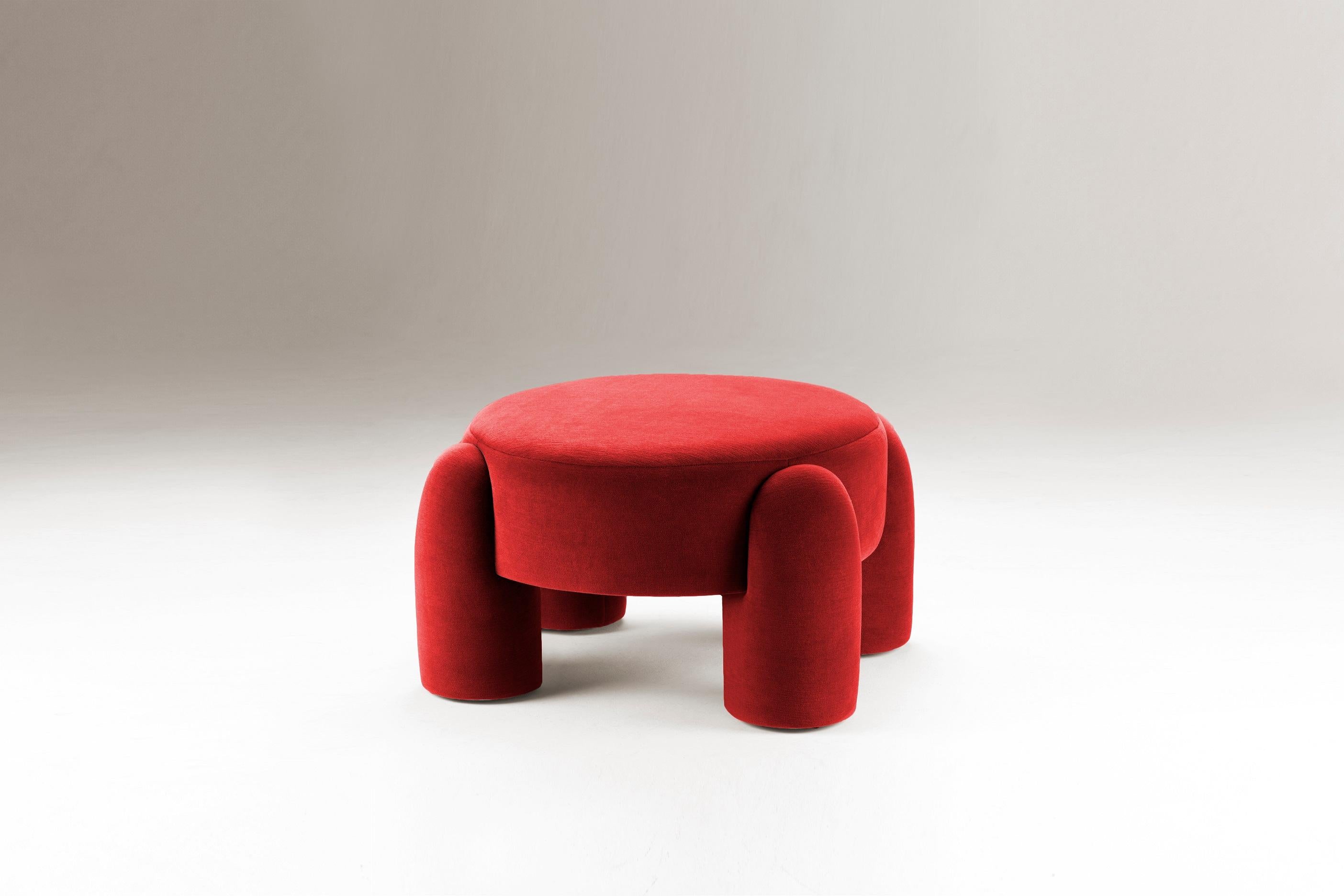 Cuando la geometría pura se une a las curvas suaves, surge algo escultural y sensual. Un fino diálogo entre patas sobredimensionadas y líneas limpias tiene lugar en esta pieza tapizada en terciopelo de mohair. Marlon es vanguardista y elegante al