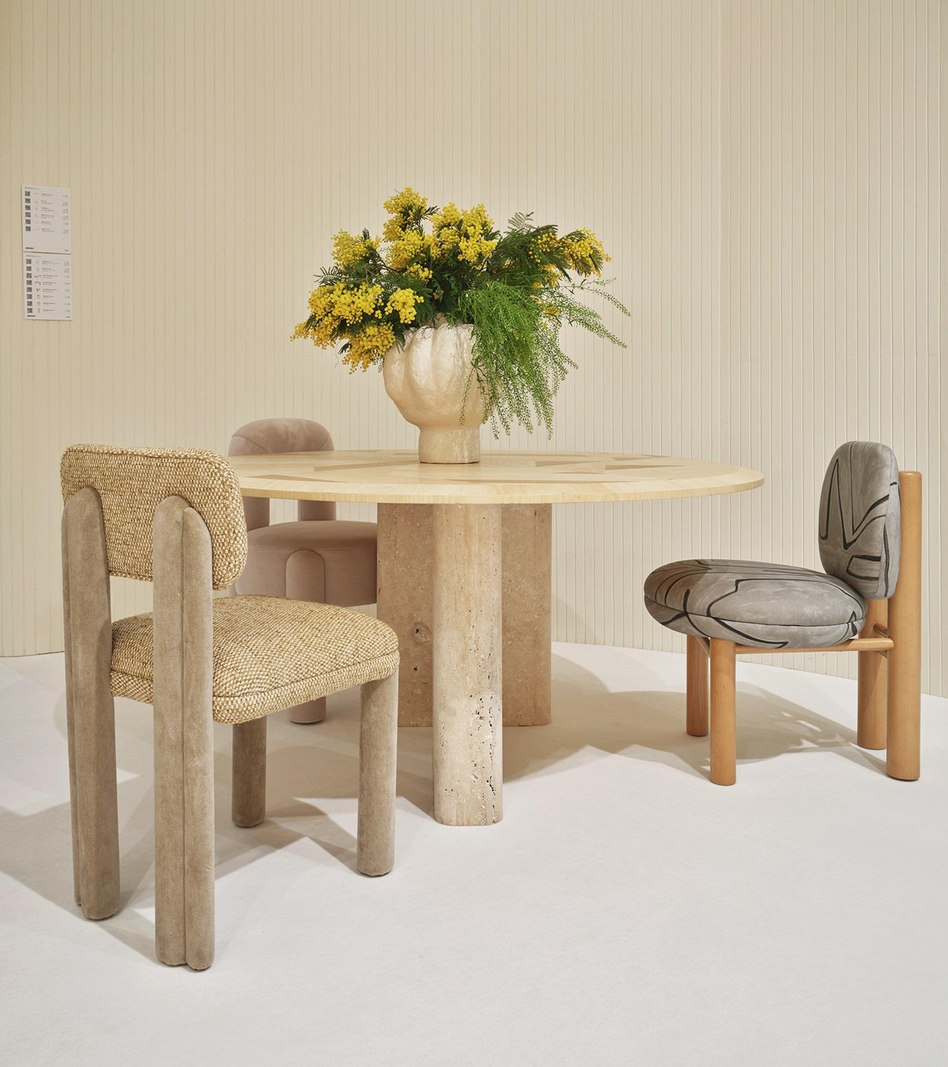 DOOQ Table de salle à manger organique moderne en frêne naturel et travertin L'anamour, 150 en vente 1