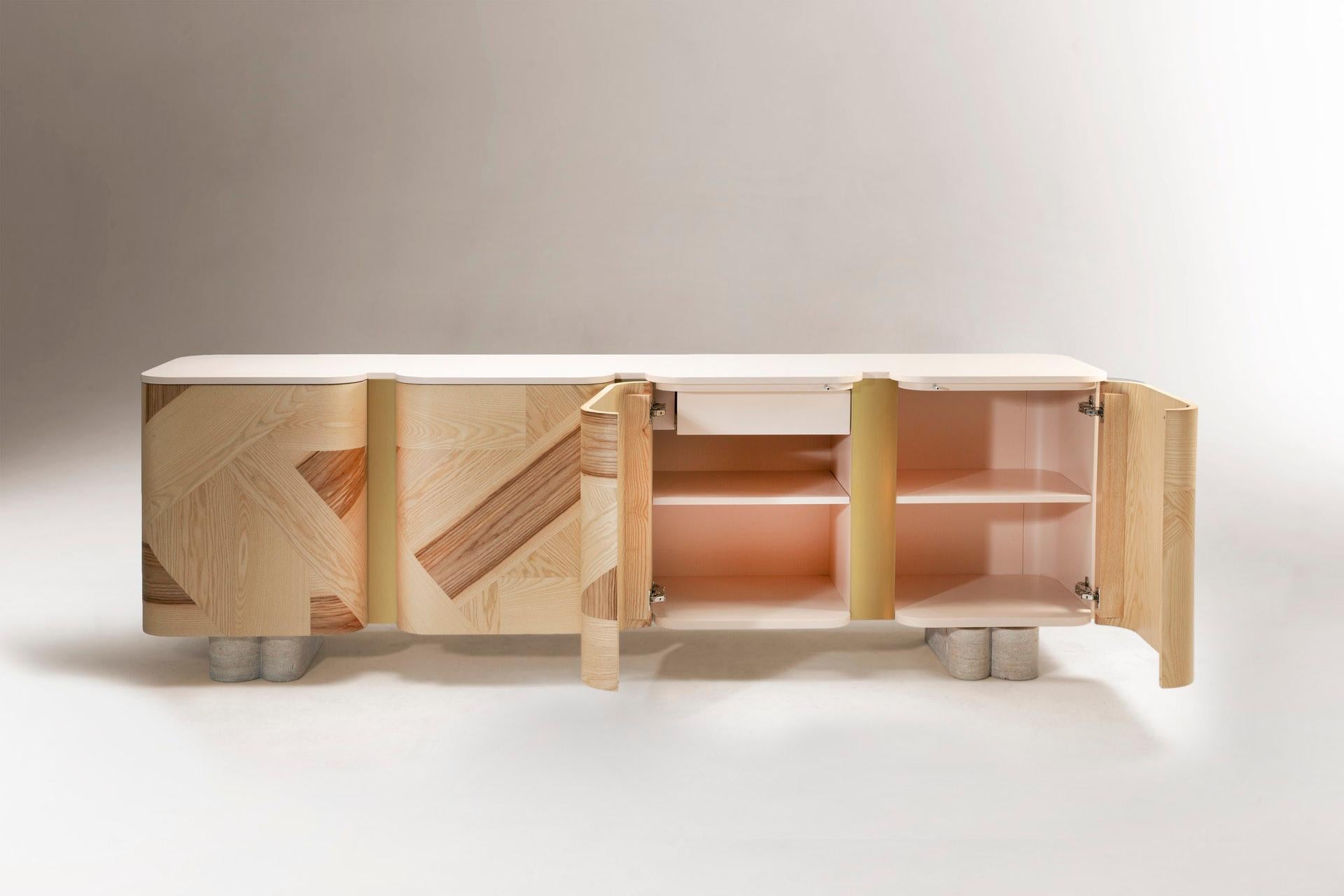 Anglo-japonais Buffet DOOQ Kisho avec marqueterie de bois de frêne d'olivier, laiton, marbre, jade, ivoire en vente