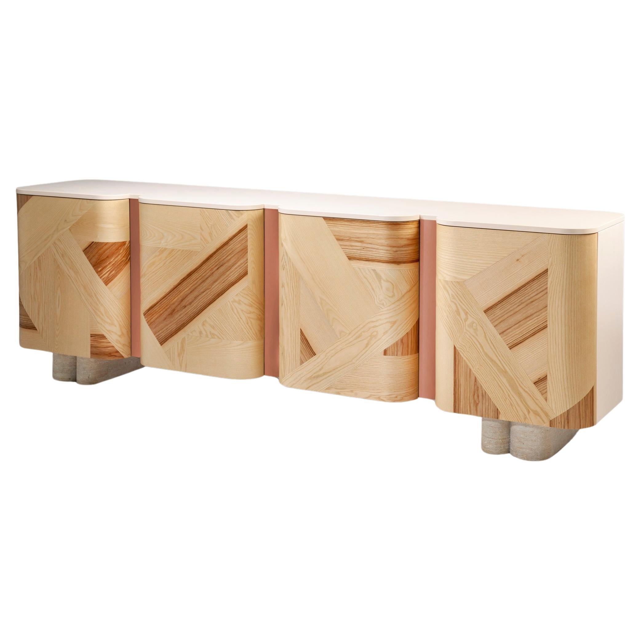 DOOQ Sideboard Kisho aus Olivenholz mit Intarsien aus Esche, Kupferdetails und Marmorfüßen im Angebot