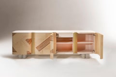 Aparador DOOQ Kisho con Marquetería de Madera de Fresno Olivo, Detalles en Níquel y Pies de Mármol