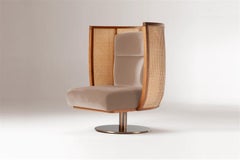 DOOQ Poltrona girevole Egoísta con noce massiccio, rattan e velluto beige
