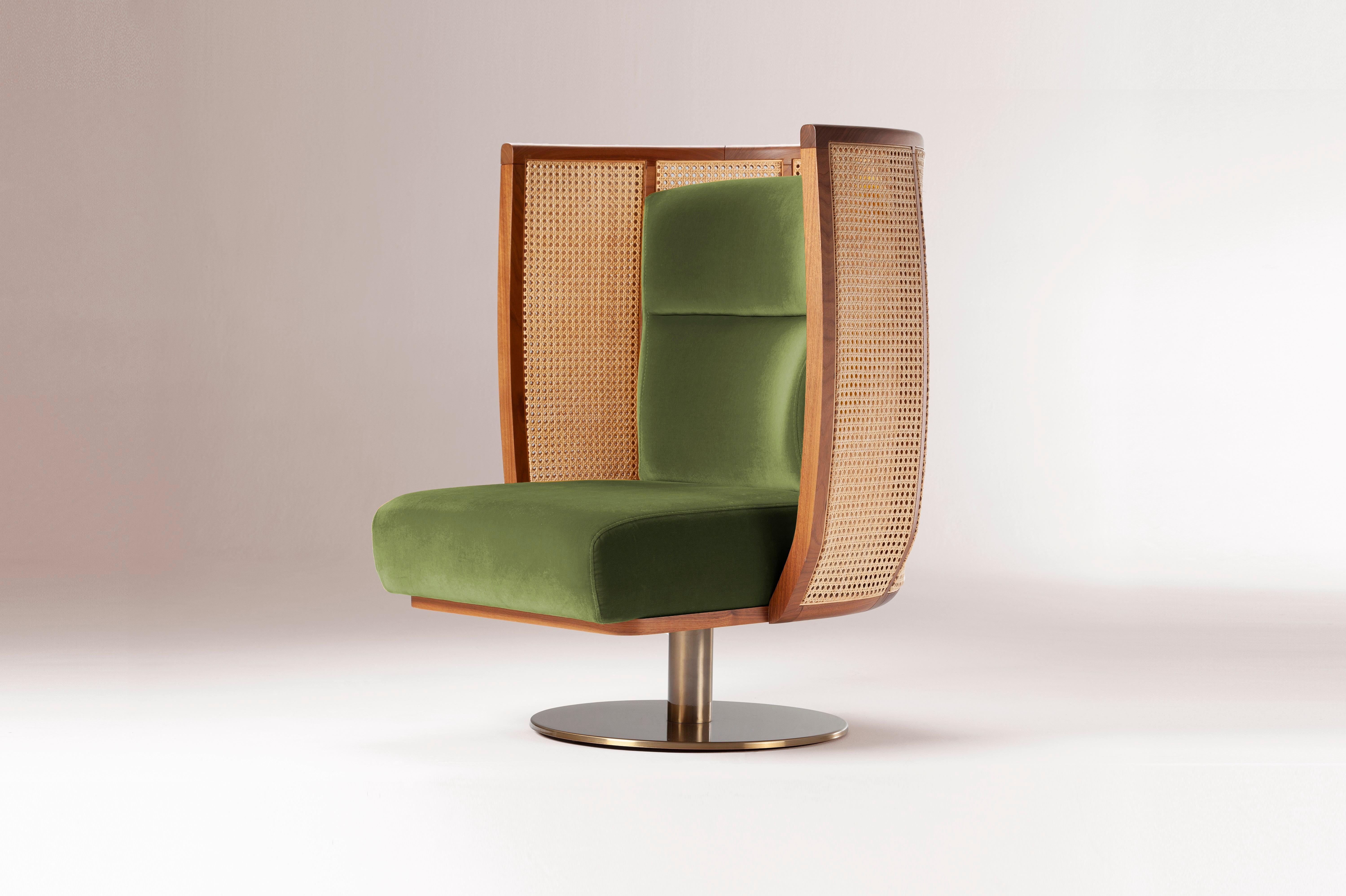 Avec son nom qui est la traduction directe de selfish en portugais, ce fauteuil tourne autour de son propre univers. Dans un cadre raffiné, élégant et distinctif, ressemblant aux rues étroites et rapprochées de Naples, ce fauteuil vous fera vous