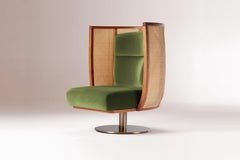 Sillón giratorio DOOQ Egoísta de madera maciza de nogal, ratán y terciopelo verde