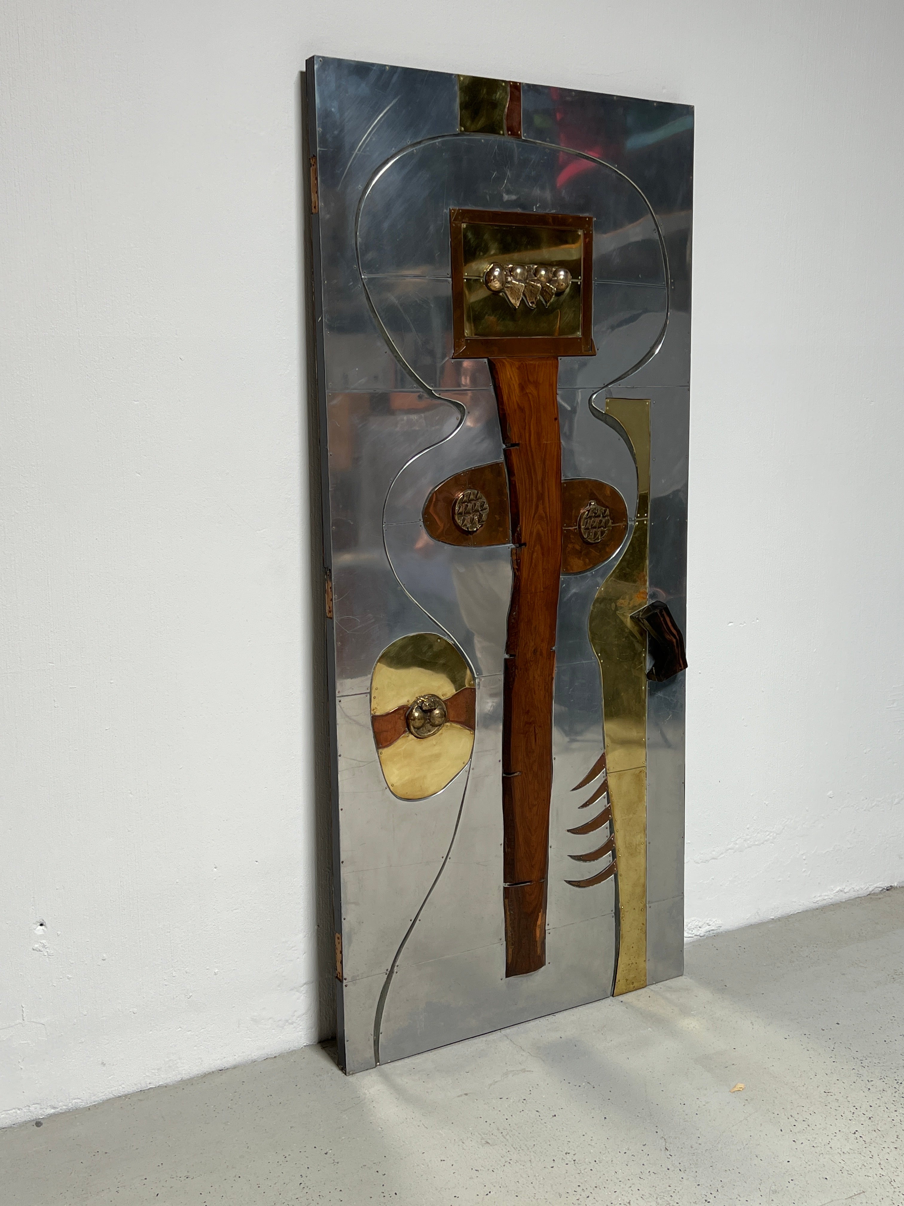 Eine maßgeschneiderte Tür des Künstlers Thom Weeler mit dem Titel 