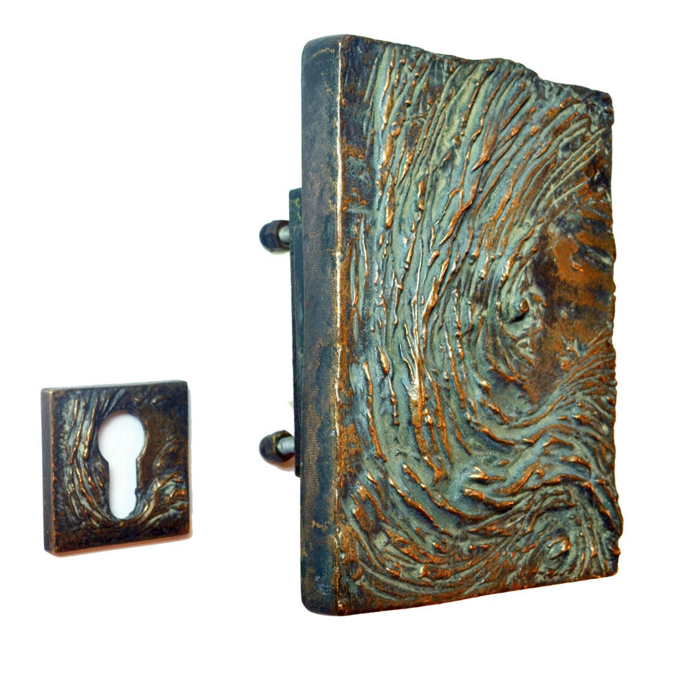 Single door handle and key holder with texture that looks to nature or the elements of a wave or a cyclone.
Cast bronze relief in perfect condition. The bronze has a strong patina due to the textured surface and its age. 
The handle can be applied
