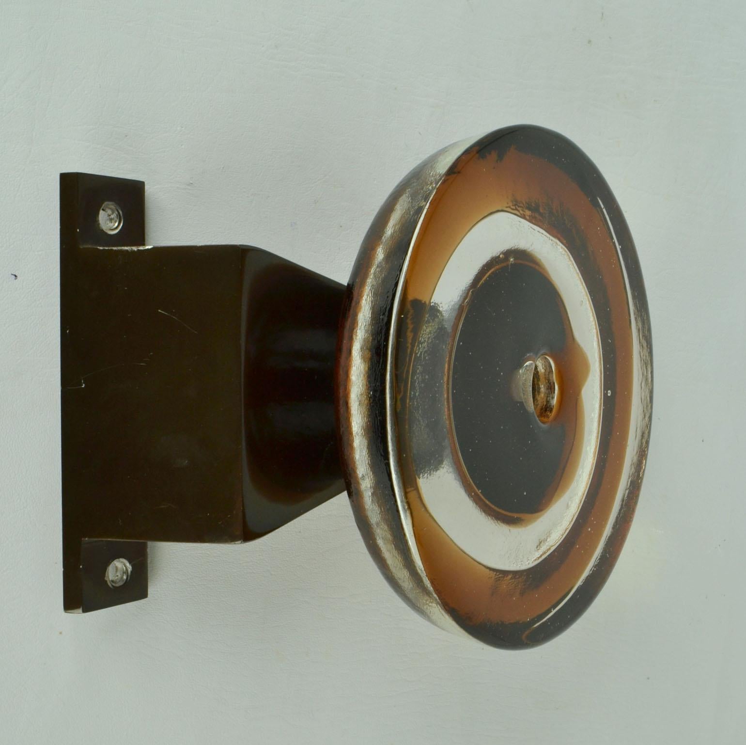 Solid round glass push and pull door handle in clear and amber glass for a single door.
The handle can be applied inside or outside on a single door. It can also be used cupboard doors and kitchen units.
The handle has a bracket attached to the