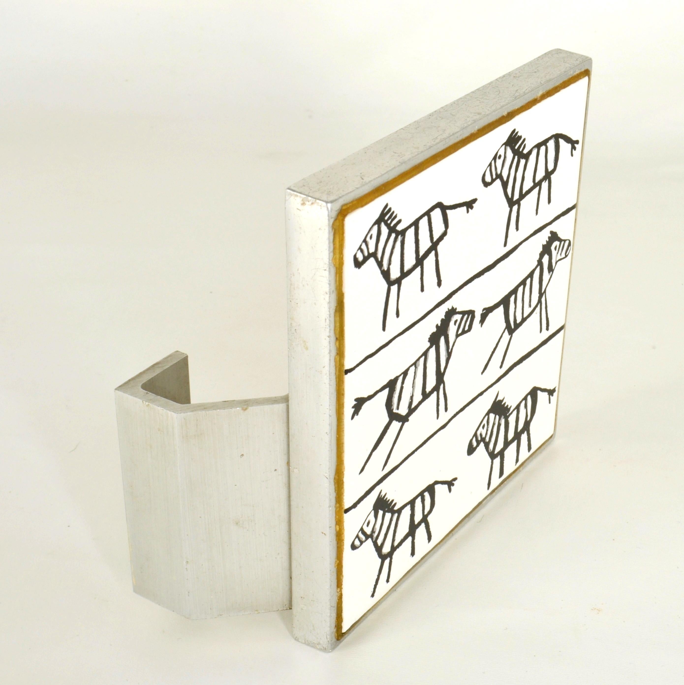 Tirador Puerta Cuadrado Cerámica Cebra's en Aluminiun mediados del siglo XX en venta