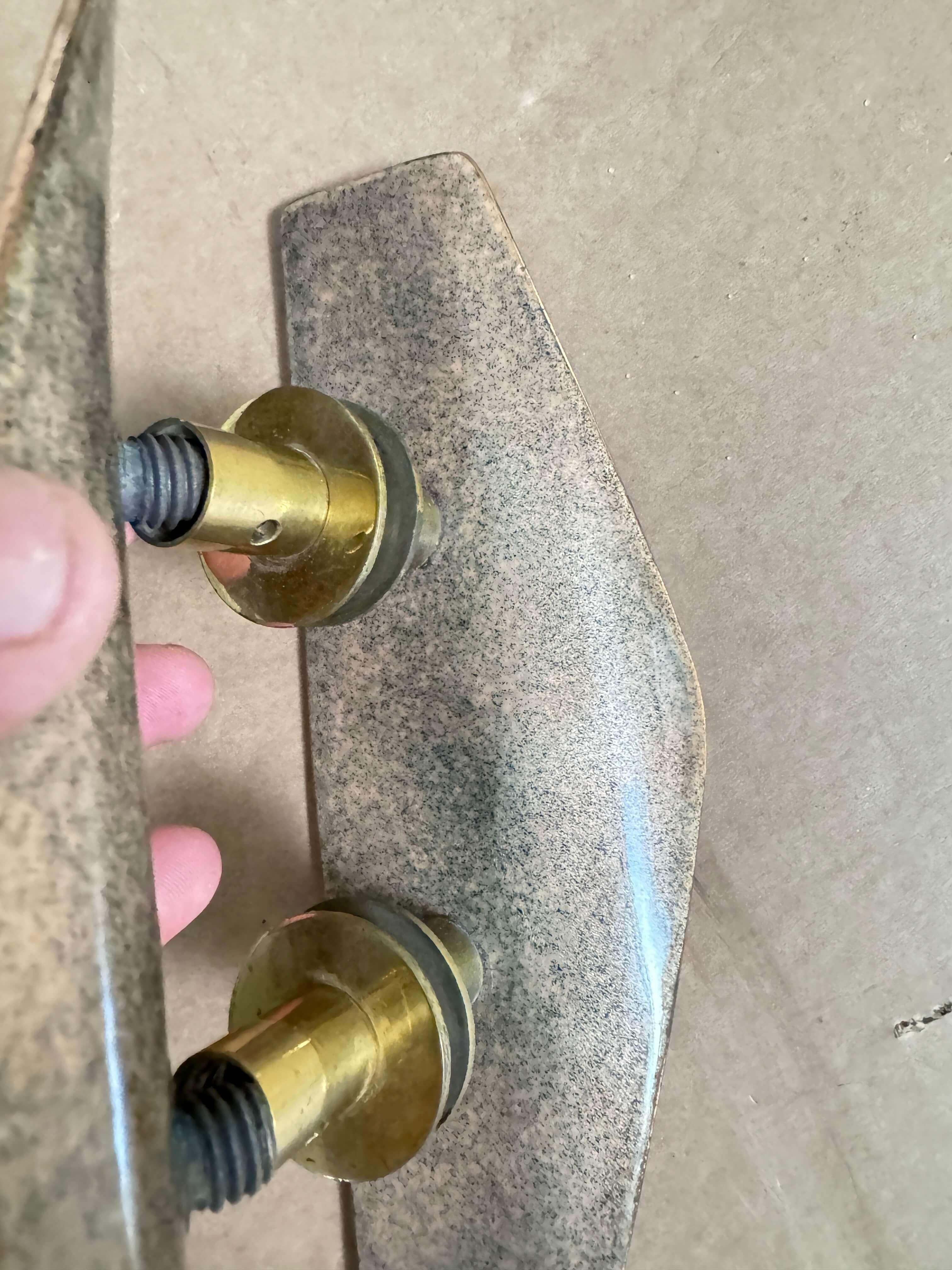 Italiano Maniglie per porte  Italia 20° secolo Set di 2 Ottone dipinto in marrone in vendita