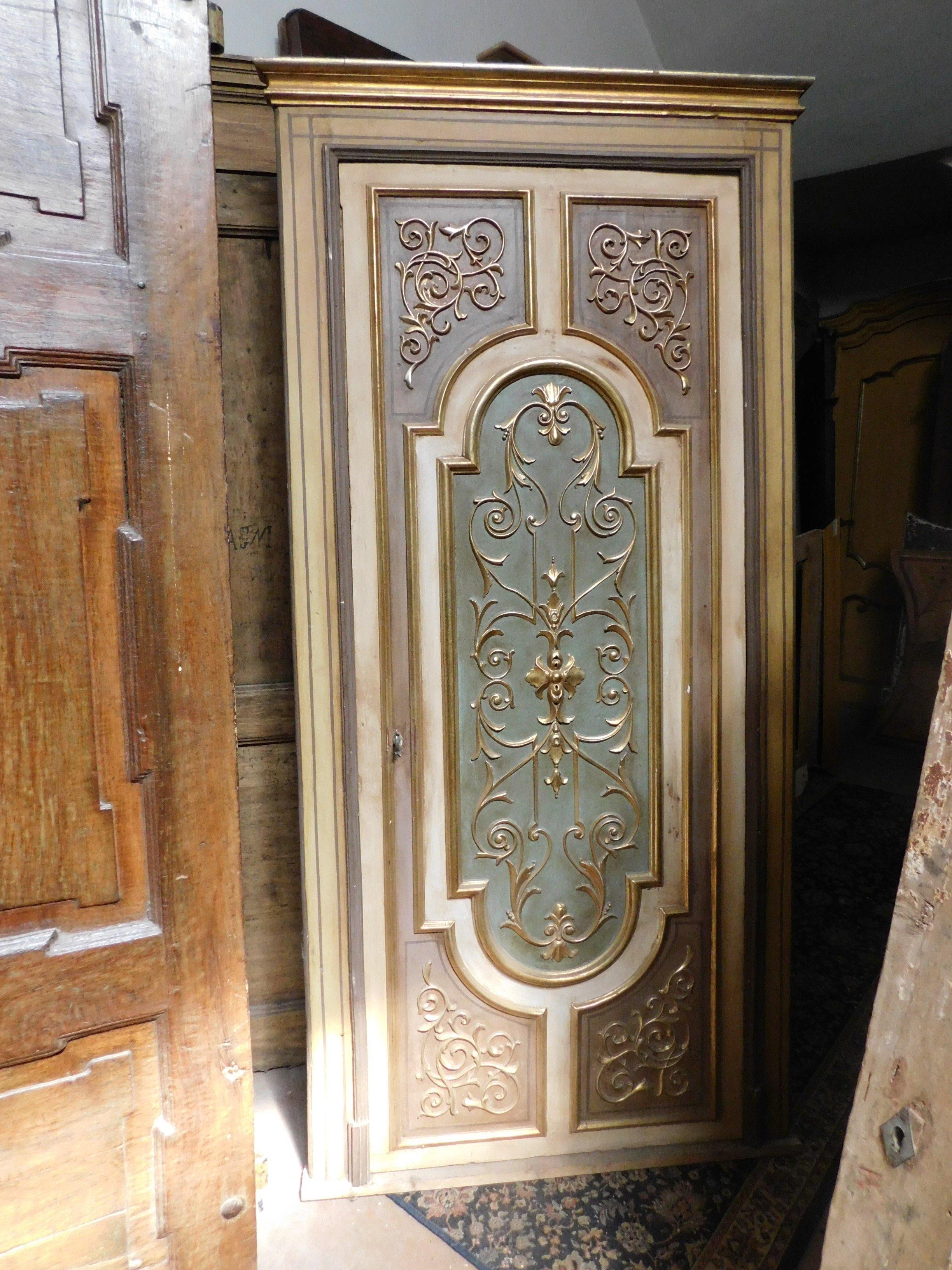 Door in gilded and vintage lacquered wood, with gilded and handmade molure based on the designs of the old ones, with built-in frame, built in the late 1900s in Italy.
It can also be used as a built-in wardrobe, placards, because it has a light and