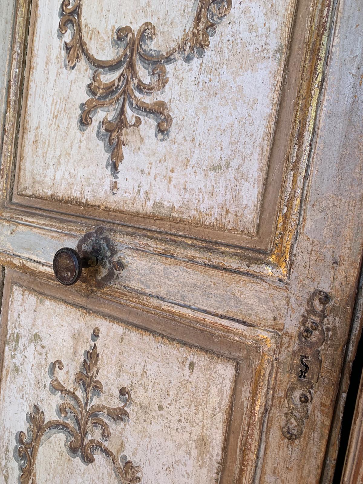 Door in lacquered and richly painted wood, gilded in the details, Florence In Good Condition For Sale In Cuneo, Italy (CN)