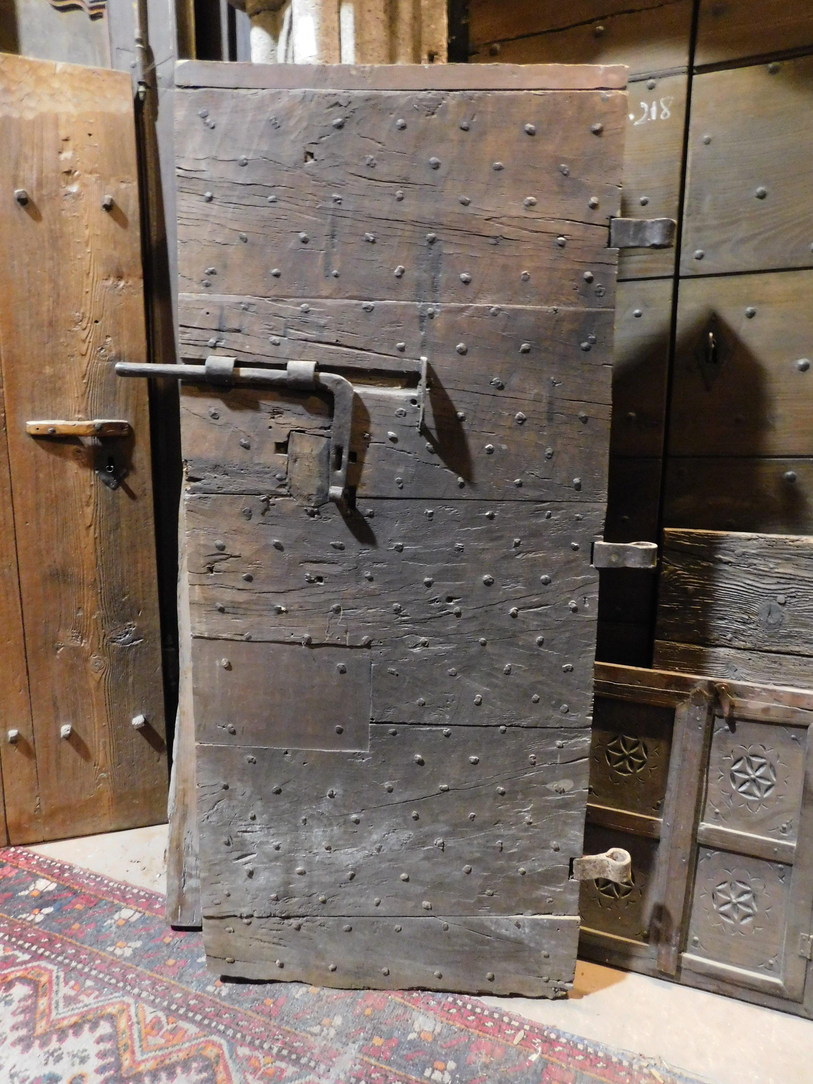 Antica porta con chiodi, proveniente da un vecchio carcere italiano, costruita con borchie e legno massiccio di Oak, conserva ancora i ferri e il chiavistello originale, retro liscio con bande orizzontali, provenienza dal carcere femminile di