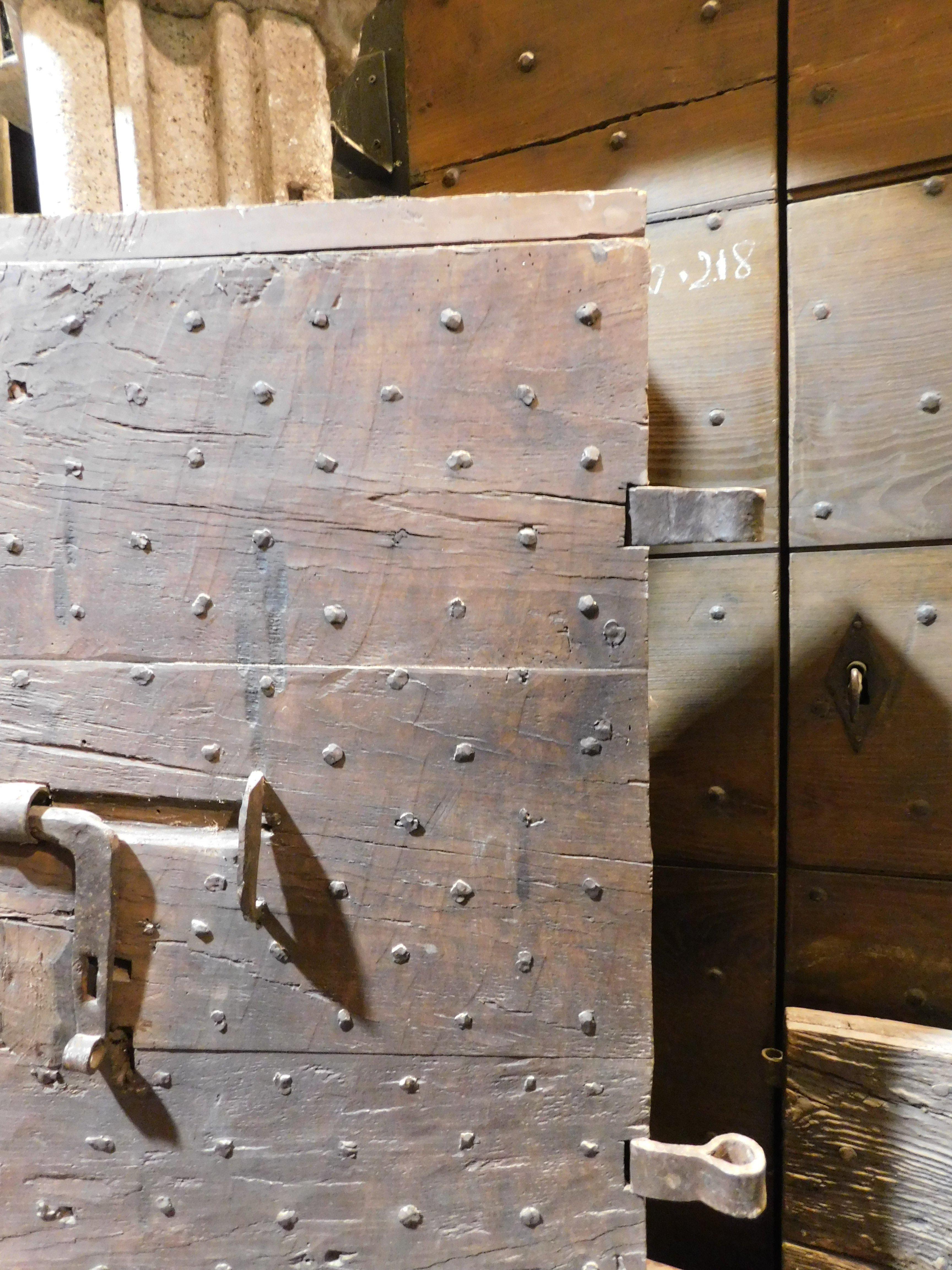 Tür aus Eiche eines alten Gefängnisses mit Originaleisen, Italien im Zustand „Gut“ im Angebot in Cuneo, Italy (CN)