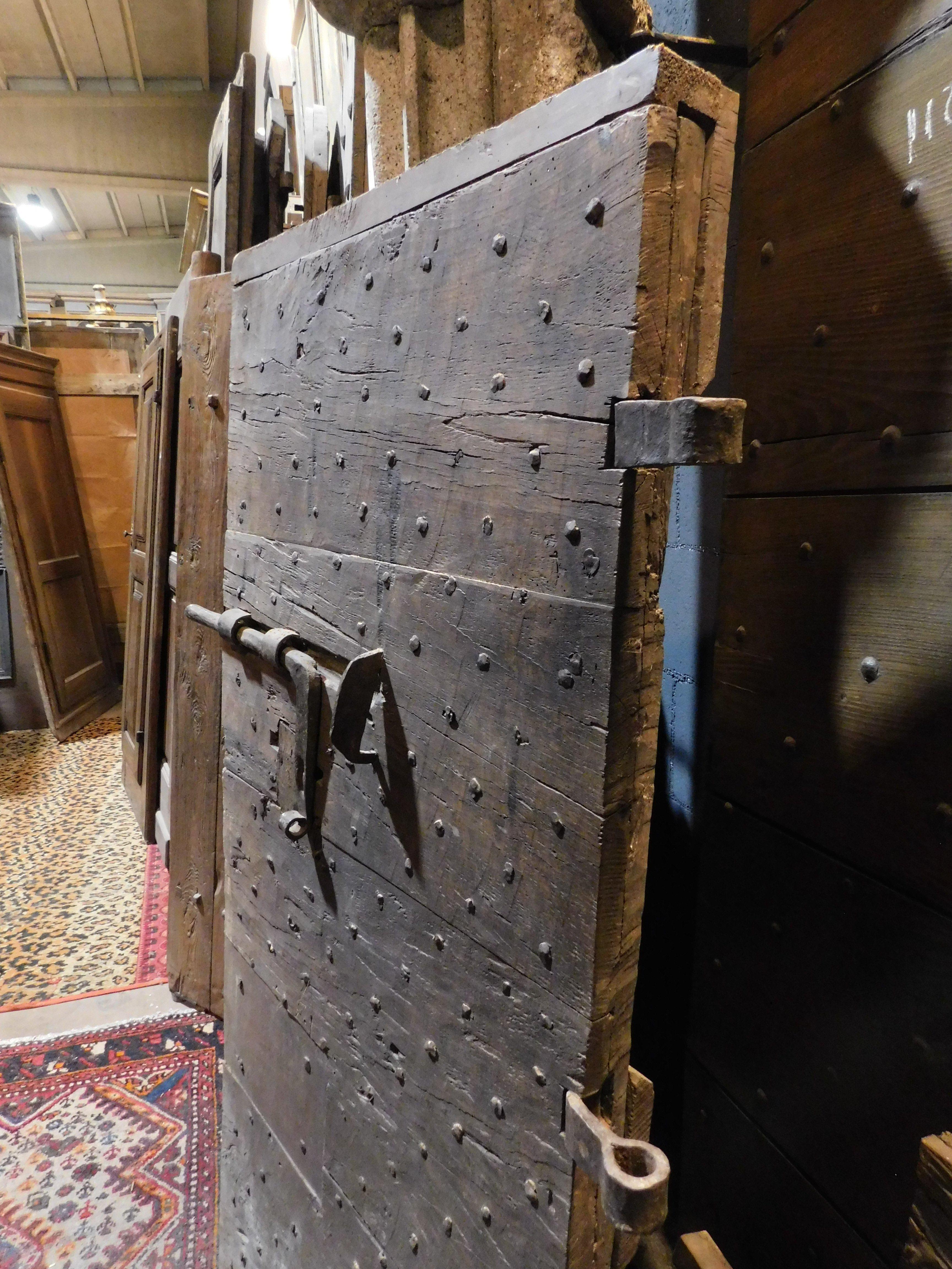 Door in oak from an old prison with original iron, Italy In Good Condition For Sale In Cuneo, Italy (CN)